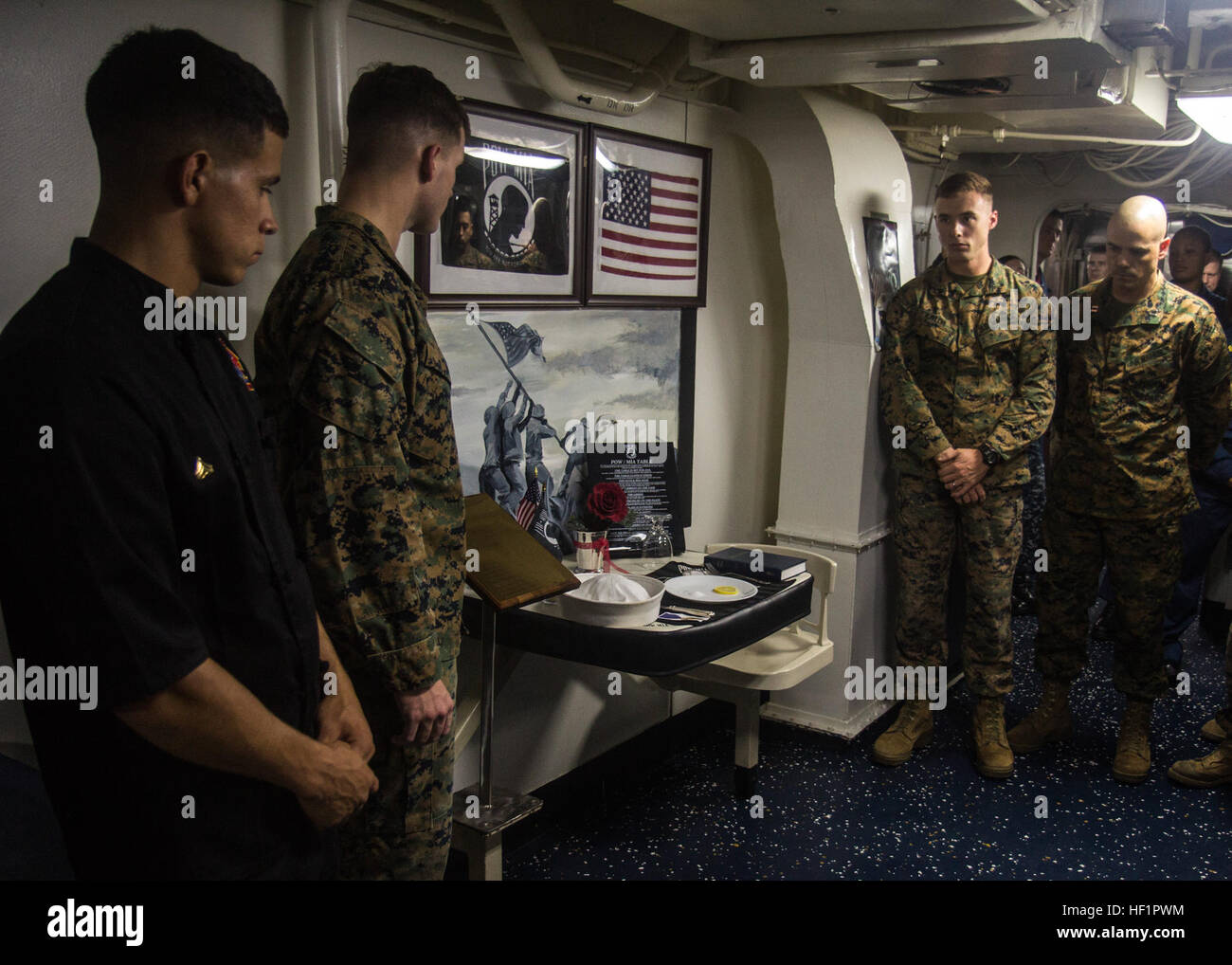 Les Marines américains et les marins affectés à la 26e Marine Expeditionary Unit (MEU), prendre un moment de silence à la mémoire des prisonniers de guerre et les soldats portés disparus au cours de la 238e anniversaire du Corps des marines d'inauguration sur le mess-pont de l'USS San Antonio (LPD 17), en mer, le 3 novembre 2013. La 26e MEU est un groupe de travail air-sol marin de l'avant ont été déployés dans la sixième flotte américaine à bord de la zone de responsabilité du groupe amphibie Kearsarge agissant comme un corps expéditionnaire basés en mer, la force de réaction de crise capable de conduire des opérations amphibies dans la gamme complète des opéra militaire Banque D'Images