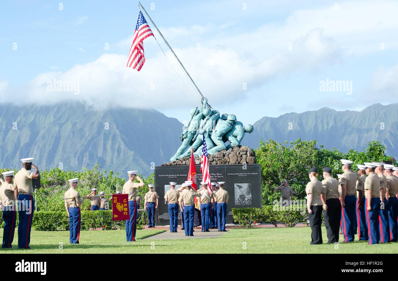 Les Marines et les marins du 1er Bataillon, 12e Régiment de Marines, rendre salue durant la présentation des drapeaux à un gâteau d'inauguration du Monument commémoratif de guerre, le 7 novembre 2013. La "bataille de Kings' a célébré le 238e anniversaire de la Marine Corps en maintenant un gâteau de la cérémonie devant le monument. Le s.. Jerome P. nales, le transport chef de batterie Bravo, 1er Bn., 12e de marine a reçu un morceau de gâteau comme la plus ancienne Marine présents à la cérémonie. Le soldat de première classe Michael R. Hoskins, originaire de Edmonds, Washington, et le greffier adjoint-3 S Headqua Banque D'Images