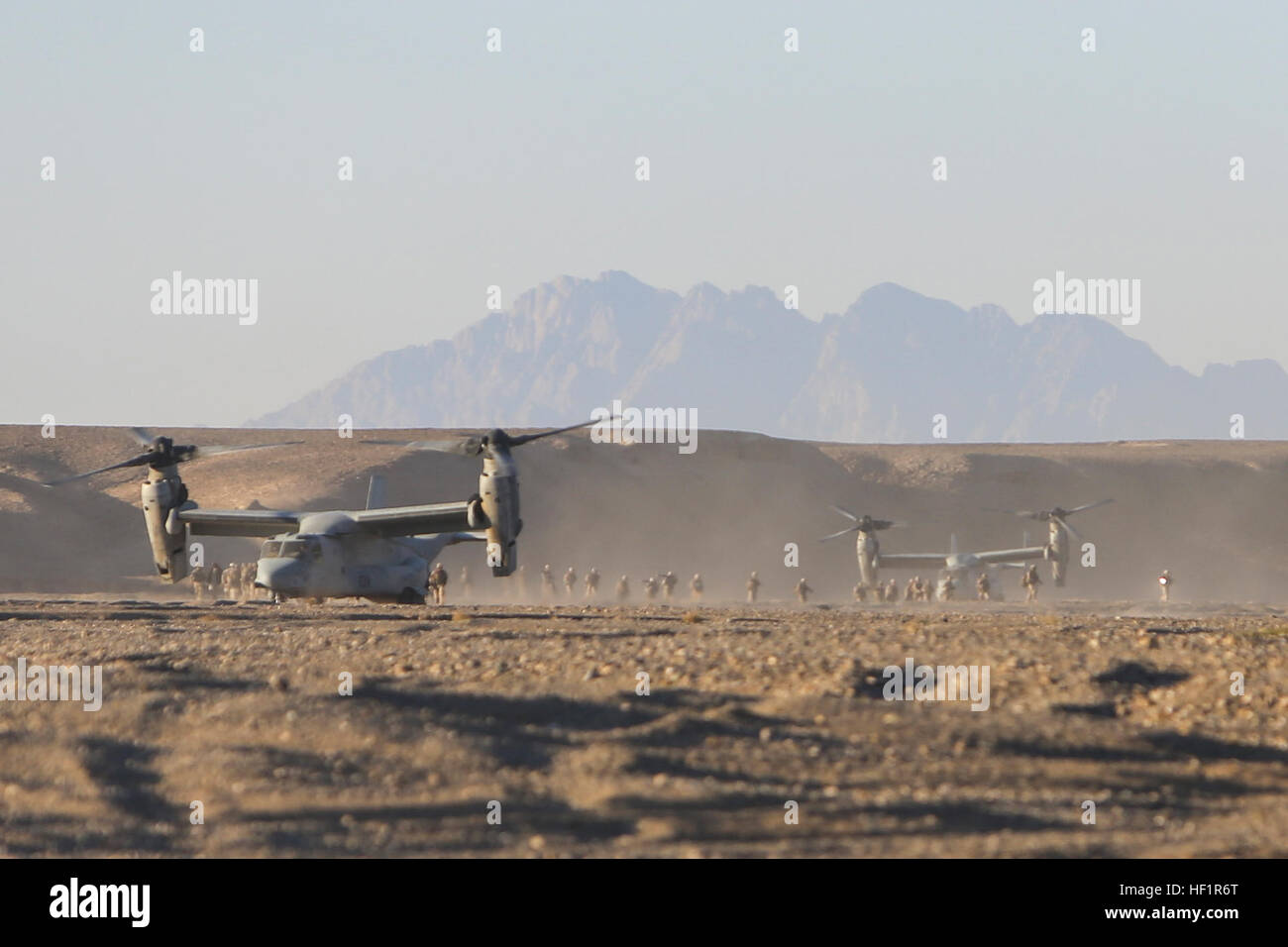 Les Marines américains avec la Compagnie Charlie, 1er Bataillon, 9e Régiment de Marines, bord d'un MV-22 Osprey hélicoptère pendant une opération dans la province de Helmand, Afghanistan, le 10 novembre 2013. L'opération a été effectuée afin de perturber les activités de l'ennemi dans la zone.(Deux Marine Corps Photo par Lance Cpl. Zachery B. Martin) 1-9 Operations 131110-M-WA264-029 Banque D'Images