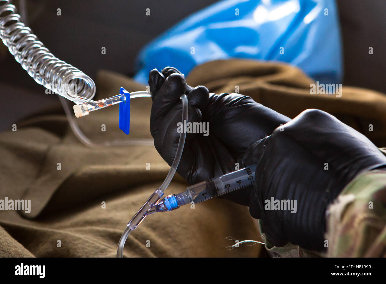 Les lignes intraveineuses d'une part de la main d'un soldat afghan blessé lors d'un vol d'évacuation médicale à bord d'un UH-60 Black Hawk à Camp Bastion, dans la province d'Helmand, en Afghanistan, le 14 novembre 2013. Les médecins de vol avec la Compagnie Charlie, 1-168ème bataillon de l'aviation d'appui général traité le patient pour une blessure abdominale tout en volant de la base d'opération avancée Delaram II au Camp Bastion. E28098Golden HourE28099 Vol, vitesse infirmiers patients traumatisés off battlefield 131114-M-ZB219-085 Banque D'Images