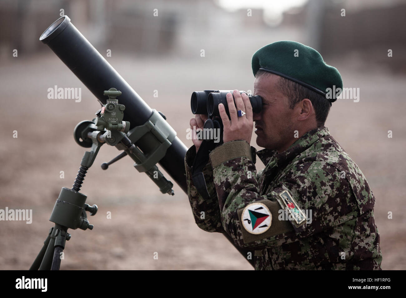 Un soldat de l'Armée nationale afghane à partir de la 4e Brigade, 215e Corps canadien, les trains d'utiliser un tube de mortier au cours d'une formation dirigée par les Afghans à la base d'opérations avancée Delaram II, la province de Helmand, Afghanistan, le 17 novembre 2013. Des conseillers militaires américains formés un groupe de soldats afghans pour diriger le cours dans le cadre des efforts en cours pour créer l'autosuffisance au sein de la brigade. Lâcher-prise, de conseillers militaires à se préparer pour l'étape suivante en Afghanistan 131117-M-ZB219-013 Banque D'Images
