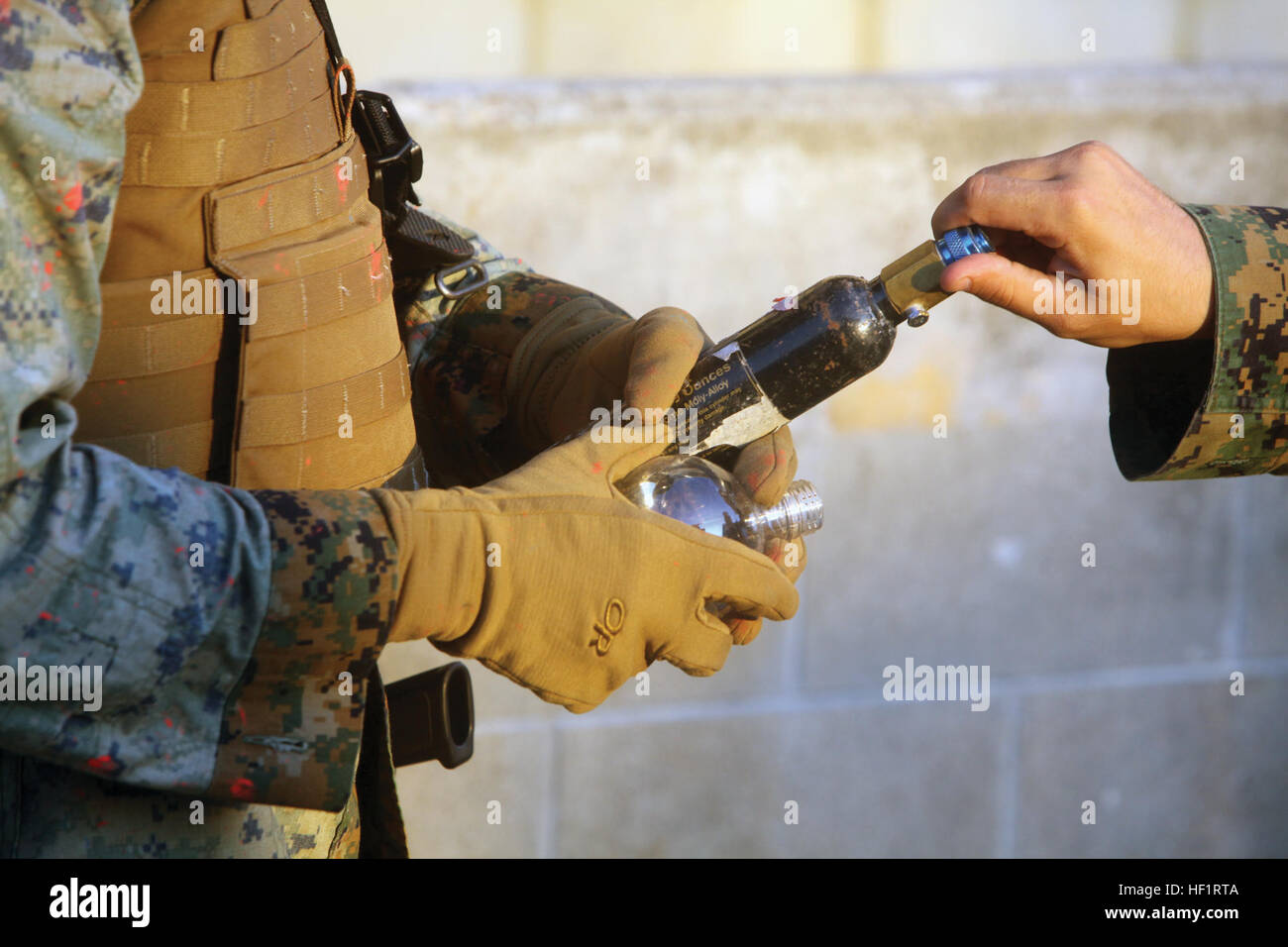 Préparer des marines pendant un IED IED simulées cours reconnaissance le 21 novembre au relais de ville près de Camp Hansen. L'engin a été simulée avec une cartouche de CO2 et une bouteille en plastique relié à un détonateur, créant une forte détonation lorsqu'il est déclenché. Les marines sont à 7e Comm. Ne., III, MHG III MEF. Terrain urbain offre un emplacement idéal pour la préparation au combat 131121-M-FX659-215 Banque D'Images