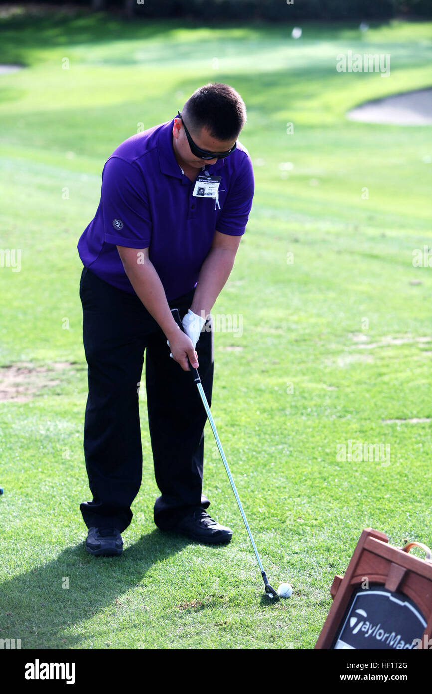 Hai Nguyen, un marin blessé avec les soldats blessés, l'ouest du bataillon corrige son emprise avant pris le départ lors de l'opération Jeu sur à Taylormade le Royaume de Carlsbad, Californie, le 26 novembre 2013. Sur le jeu de combat donne-blessés, souffrant de handicaps physiques ou mentaux, l'occasion d'apprendre à jouer au golf. Les Marines blessés rehab avec aide de golf pro 131126-M-LS369-007 Banque D'Images