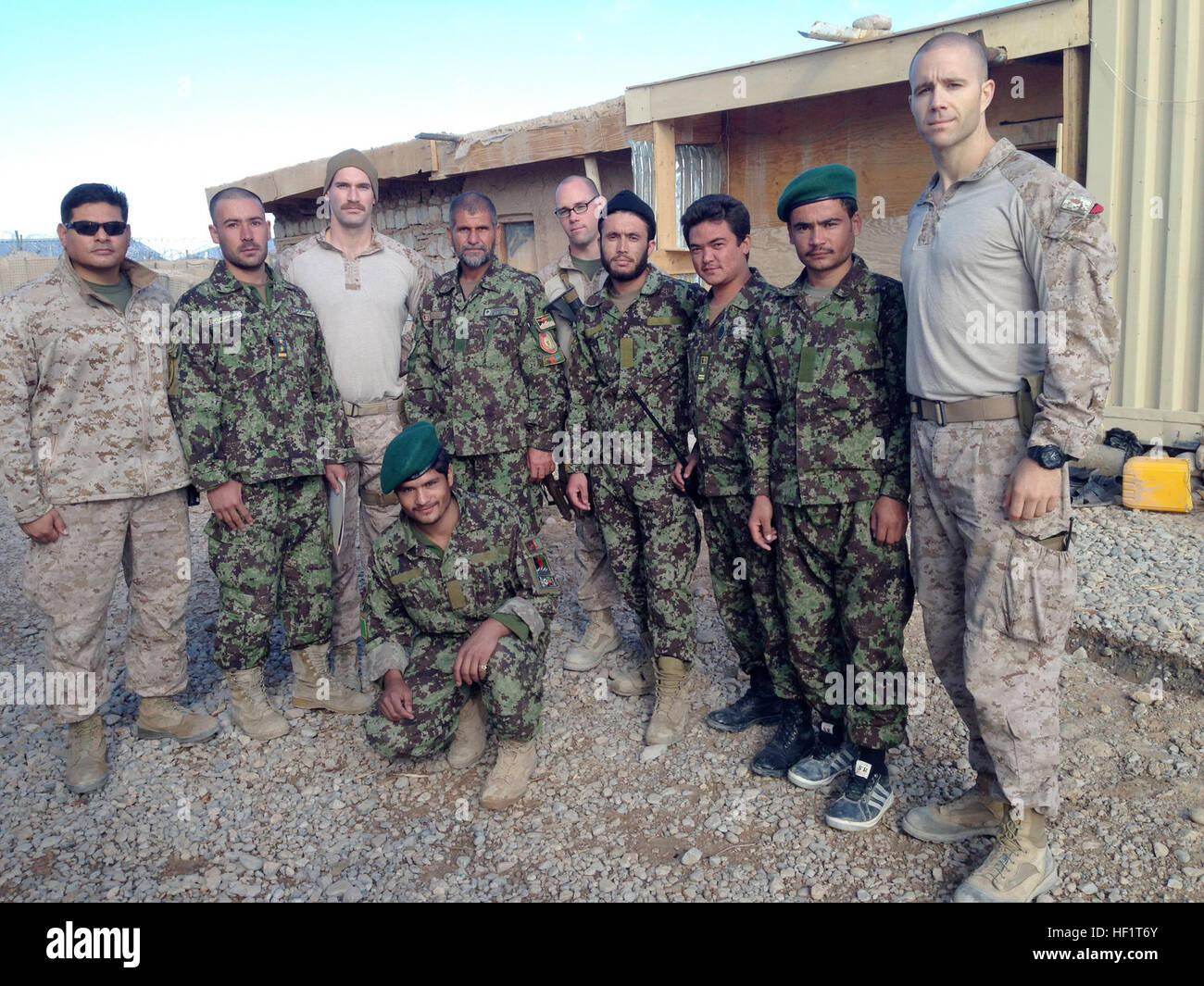 L'équipe de conseiller de l'aide des forces de sécurité 2-215 personnel médical se tenir avec le personnel de l'Armée nationale afghane 2e Brigade, 215e Corps, sur une base de l'ANA près de la base d'opération avancée Nolay, province de Helmand, Afghanistan, janvier 2014. Le personnel médical 2-215 SFAAT conseille et assiste le personnel médical de l'ANA et offre de la formation en médecine préventive, le traitement des traumatismes et des blessures post-traitement. Brute 'Doc' former, conseiller, aide le personnel médical Afghan 140128-M-PF875-500 Banque D'Images