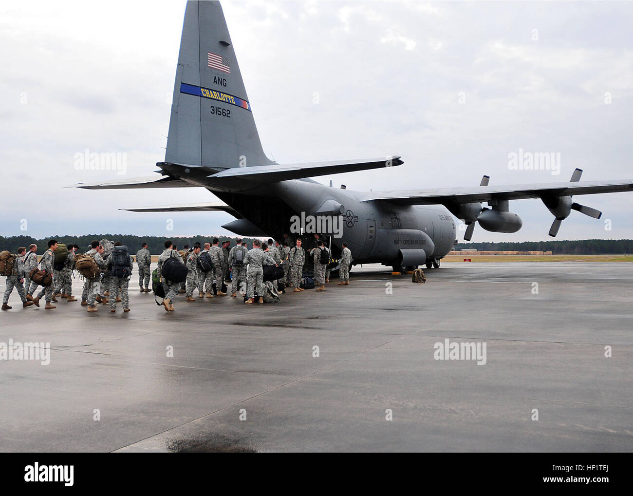 Soldats affectés à la Compagnie B, 3e Bataillon, 20e Groupe des forces spéciales (Airborne), Caroline du Nord à bord d'un Air National Guard C-130H Hercules à Fort Pickett, en Virginie, le 6 décembre. L'année 2013. La société, qui fait aussi partie de la Garde nationale de Caroline du Nord, s'est rendu à Key West, en Floride, pour un congrès de plusieurs jours et en suspension dans l'exercice de formation maritime. (U.S. La Garde nationale de l'armée photo par le Sgt. 1re classe Craig Norton, 382e Détachement des affaires publiques/libérés) NC Garde côtière de bérets verts train par l'air et l'eau dans Key West 131206-Z-MZ148-005 Banque D'Images