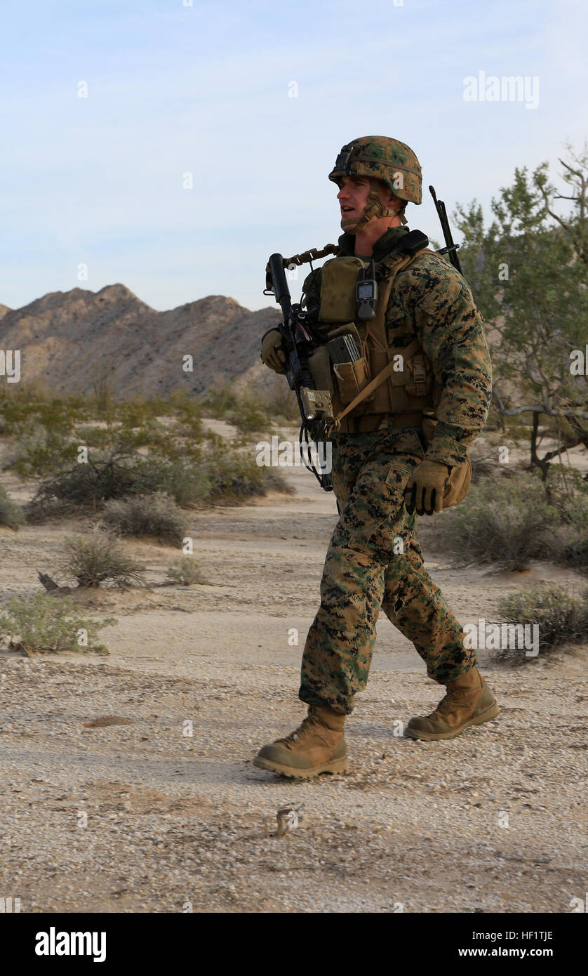 Un U.S. Marine avec 3e Peloton, Fox compagnie, 2e bataillon du 1er Régiment de Marines (2/1), 1 Division de marines (MARDIV), participe à un recouvrement tactique d'aéronefs et du personnel (TRAP) pendant l'exercice 2014 Chevalier d'acier (SK-14) dans la région de Yuma, en Arizona, le 9 décembre 2013. SK-14 est une grande échelle d'armes combinées, l'exercice de tir réel intégrant les troupes au sol à partir du 1er MARDIV, l'aviation et de l'appui logistique de 3e et 1er MAW Groupe logistique maritime pour s'assurer que notre pays est pleinement préparés à l'emploi comme une force de manœuvre, pour l'ensemble des opérations militaires. (U.S. Marine Corps photo par le Sgt. Keonaona C. Banque D'Images