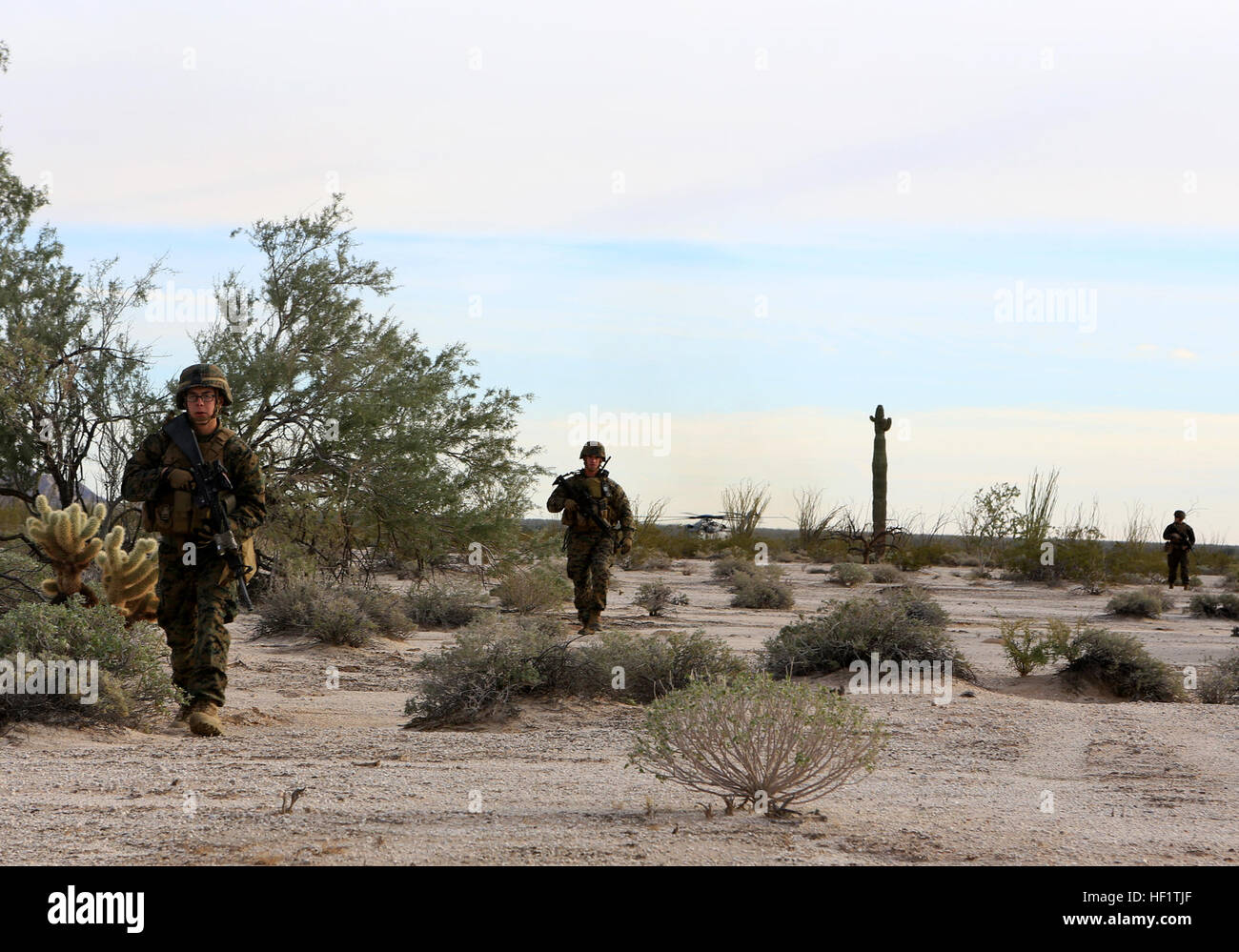 Les Marines américains avec 3e Peloton, Fox compagnie, 2e bataillon du 1er Régiment de Marines (2/1), 1 Division de marines (MARDIV), assurer la sécurité lors d'une récupération d'aéronefs tactiques et de personnel (TRAP) tout en participant à l'exercice 2014 (Chevalier d'acier SK-14) dans la région de Yuma, en Arizona, le 9 décembre 2013. SK-14 est une grande échelle d'armes combinées, l'exercice de tir réel intégrant les troupes au sol à partir du 1er MARDIV, l'aviation et de l'appui logistique de 3e et 1er MAW Groupe logistique maritime pour s'assurer que notre pays est pleinement préparés à l'emploi comme une force de manœuvre, pour l'ensemble des opérations militaires. (U.S. Marine Corps pho Banque D'Images