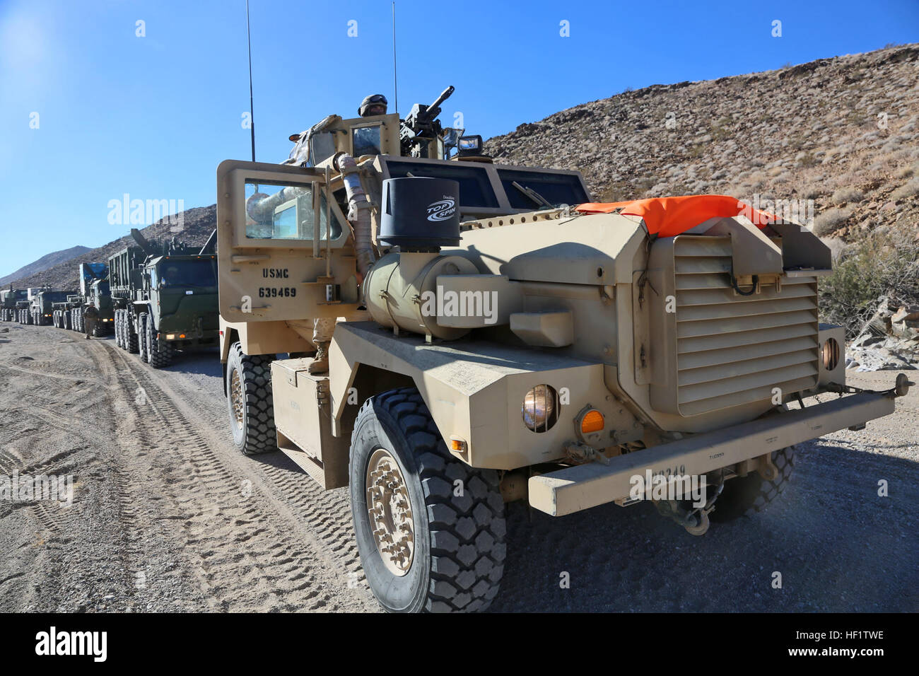 Le soldat de première classe Jordanie Nash, un opérateur de transport à moteur moteur avec la compagnie de transport, logistique de combat, 5 Bataillon du Régiment de logistique de combat 1, 1er Groupe Logistique Maritime, assure la sécurité lors d'un convoi à livrer des fournitures à marines avec 11e Régiment de Marines, 1 Division de marines, pendant l'exercice 2014 Chevalier d'acier à bord du Marine Corps Air Ground Combat Center Twentynine Palms, Californie, le 13 décembre 2013. Les convois multiples du CLB-5 fourni la nourriture et le carburant à diverses unités tout au long de la grande formation. Chevalier d'acier de l'exercice 2014, qui a eu lieu du 9 au 16 décembre, est un exercice annuel des Banque D'Images