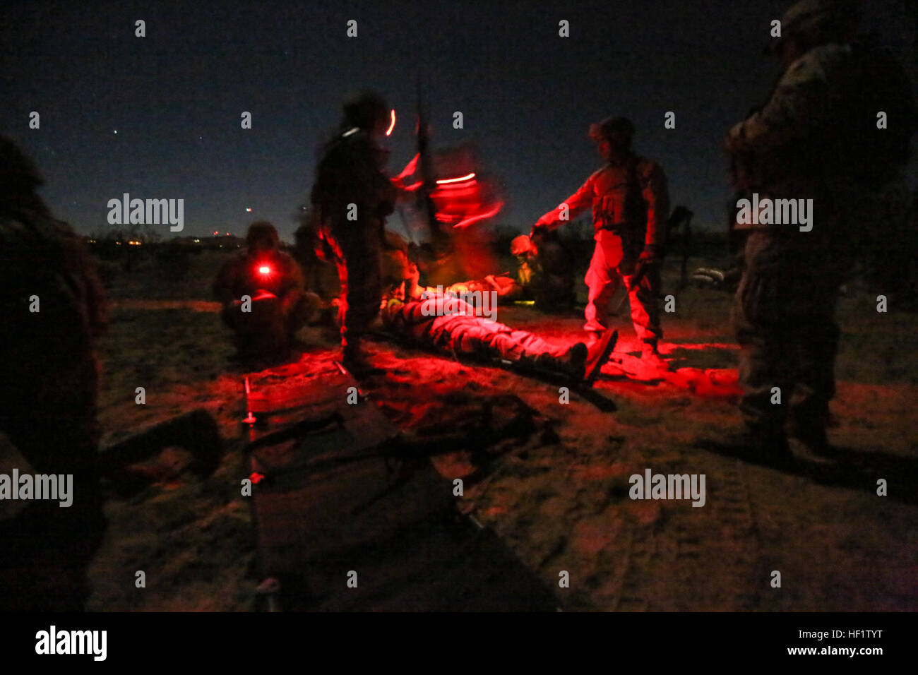 La Marine américaine Corpsmen effectuer la première bataille de l'évaluation de la plaie avant de Marines blessés au cours d'une réaction rapide à percer le 1er Bataillon, 5ème Marines base avancée dans le cadre de l'exercice 2014 à bord ACIER KNIGHT Marine Corps Air Ground Combat Center Twentynine Palms, Californie, le 13 décembre 2013. Chevalier d'acier 1 Division de marines permet de tester et d'améliorer ses capacités de commandement et de contrôle en agissant comme l'élément de quartier général pour une Marine Expeditionary force déployée. (U.S. Marine Corps photo par le Cpl. Justin A. Bopp, 1 Division de marines / Caméra de combat) Parution 2014 CHEVALIER D'ACIER 13 Banque D'Images