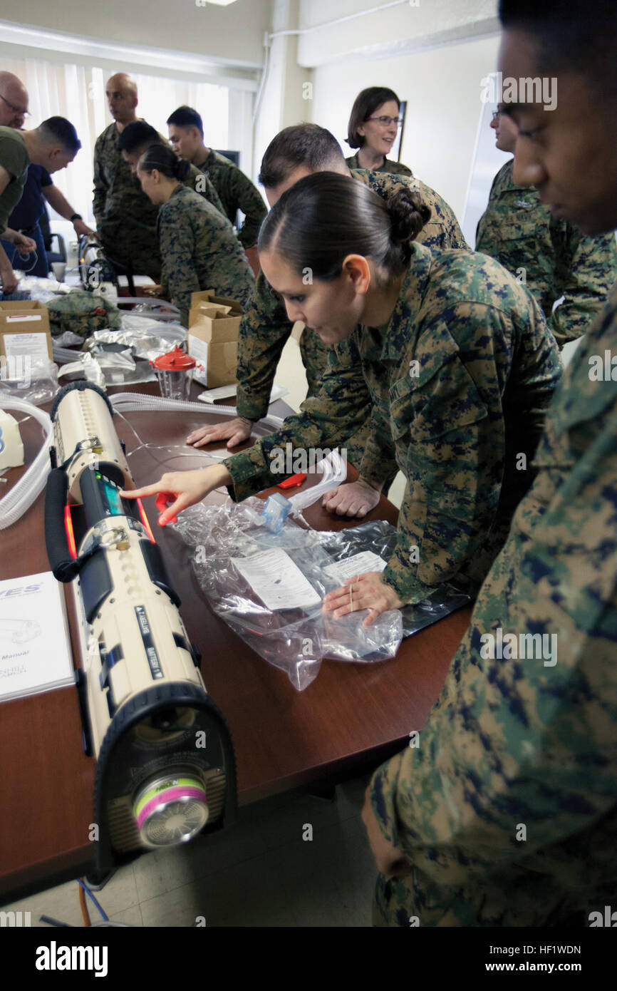 Le personnel médical naval exécuter le processus de démarrage du mobile, de l'oxygène, ventilation et système d'aspiration externe 7 janvier au Camp Kinser. Les marins sont en 3e, 3e Bataillon Médical de la logistique maritime, Groupe III Marine Expeditionary Force. Test de nouveaux mouvements 140107 Corpsmen-M-GE767-956 Banque D'Images