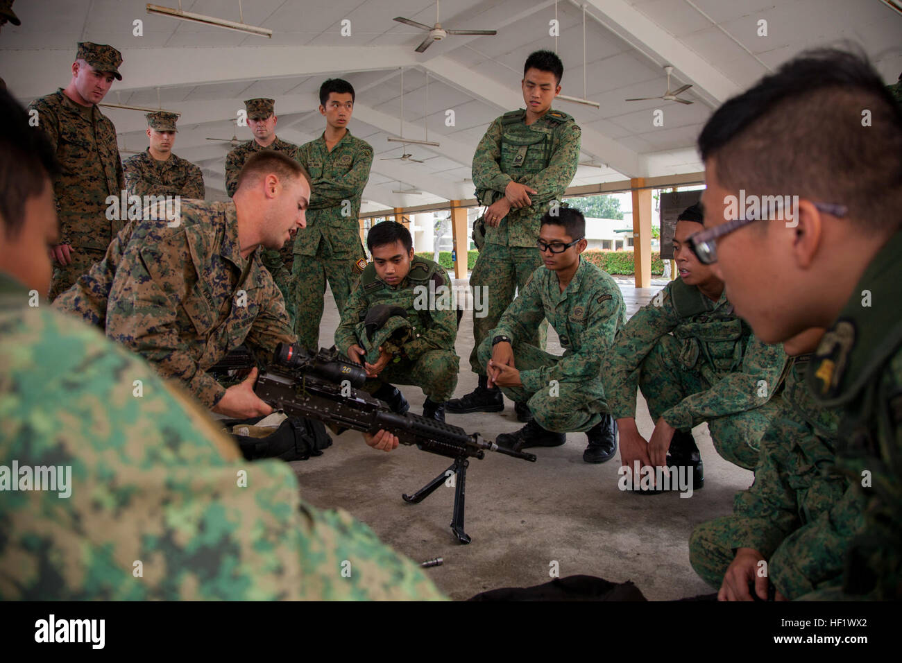 Corps des Marines des États-Unis Le Cpl. Joseph Vickers, un mitrailleur avec Compagnie d'Armes, 2e Bataillon, 4e Régiment de Marines, gardes Singapour enseigne avec la Compagnie Alpha, 1er Bataillon des gardes de Singapour comment assembler et démonter une mitrailleuse M240B au cours de l'exercice Valiant Mark 14.1, Bedok Camp II, à Singapour, le 16 janvier 2014. Mark vaillant est un exercice annuel effectué par les Marines américains et les Forces armées de Singapour afin de maintenir un niveau élevé d'interopérabilité, de l'amélioration des relations d'armée à armée et d'enrichir les capacités de combat mutuel à travers l'entraînement combiné. (U.S. Marine Corps ph Banque D'Images