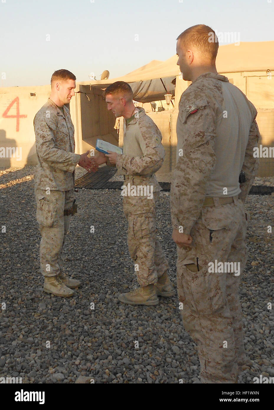 Maître de 3e classe Kristopher Krysa, gauche, 27, à partir de la Grange Park, Illinois, une force de sécurité avec corpsman Conseiller Assistance 2-215, l'équipe reçoit le commandement régional (Sud-ouest) de jeune marin à bord la base d'opérations avancée, Nolay, province de Helmand, Afghanistan, janvier 2014. Krysa a été sélectionné comme le Cr(SW) et Général de Brigade Group-Afghanistan SFAAT Marin Junior du trimestre pour sa capacité à faire son travail de façon exceptionnelle, et pour aller au-delà en aidant l'SFAAT Marines dans leurs tâches quotidiennes. E28098Doc BruteE28099 former, conseiller, aide médicale afghane Banque D'Images
