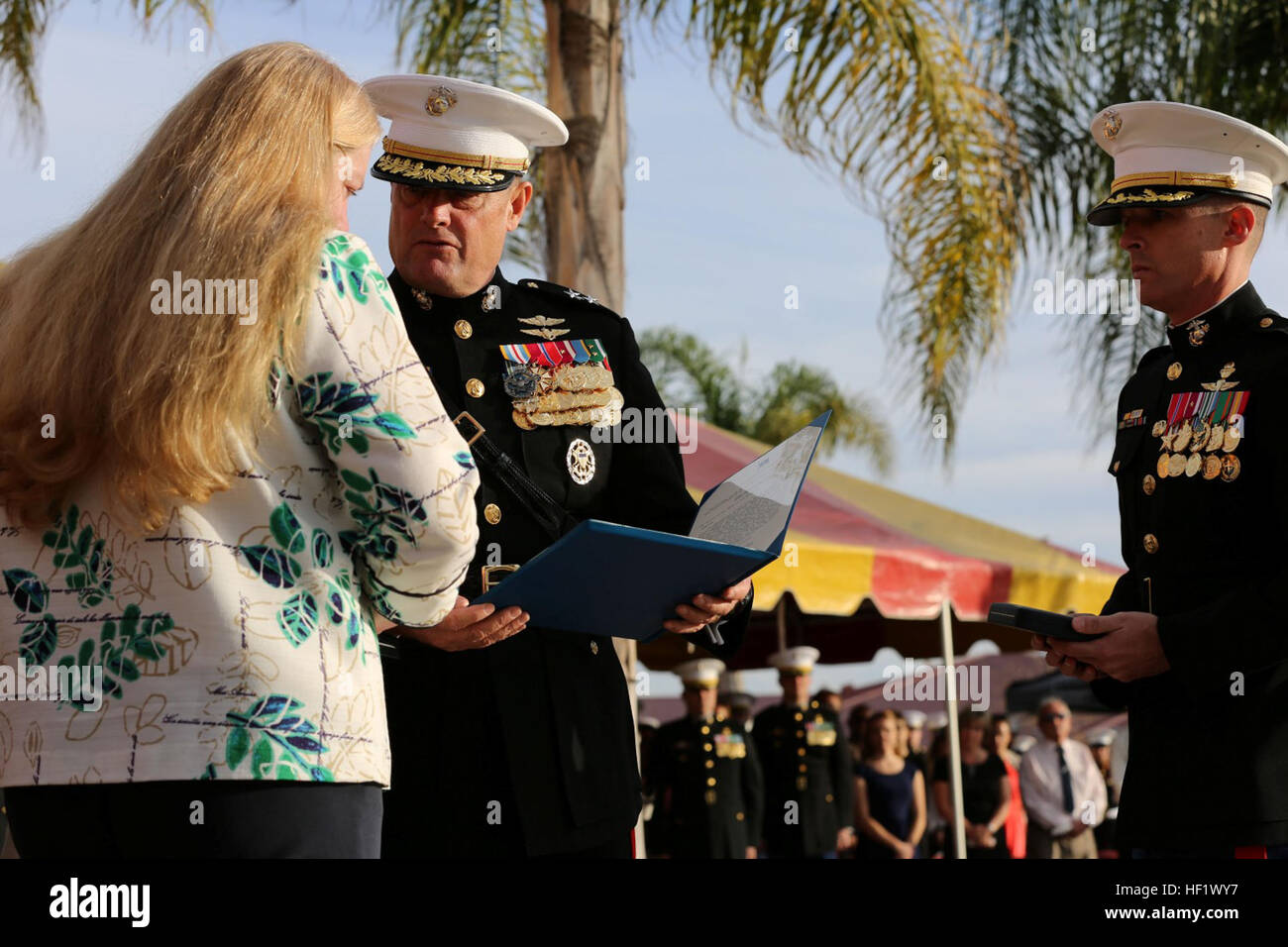 Cindy Mote, la mère de Le s.. Sky R. Mote, reçoit la Croix de la Navy citation du major-général Mark A. Clark, le général commandant du Corps des Marines du commandement des opérations spéciales, des Forces canadiennes à bord de Camp Pendleton, en Californie, le 18 janvier. Mote a reçu à titre posthume la Croix de la Navy pour des actions pendant le déploiement en Afghanistan en 2012. Gen Clark à 1MSOB Croix Marine2 cérémonie posthume Banque D'Images