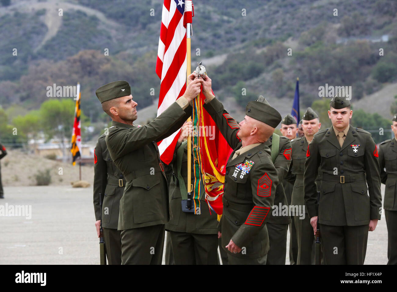 Le Colonel Peter Baumgarten, gauche, commandant du 1er Régiment de Marines, et originaire d'El Paso, Texas, rededicates la bataille du régiment de banderoles lors d'une cérémonie anniversaire 100 ans à bord de Camp Pendleton, en Californie, Jan 24, 2014. Pour les Marines, pour célébrer le 100e anniversaire du Régiment rend hommage à tous ceux qui ont servi et donné leur vie pour en faire ce qu'il est aujourd'hui. 1er Marines réfléchir sur 100 ans de service 140124-M-PC317-404 Banque D'Images