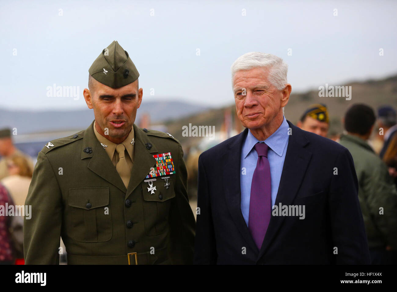 Le Colonel Peter Baumgarten, commandant du 1er Régiment de Marines, et originaire d'El Paso, Texas, à gauche, le général à la retraite Merci Joseph Hoar, ancien commandant du régiment, et originaire de Boston, pour assister à la cérémonie anniversaire 100 ans en tant qu'invité d'honneur à bord de Camp Pendleton, en Californie, le 24 janvier 2014. Le général Hoar commandé du régiment en 1979 à 1981. Ses décorations personnelles : la Médaille du service distingué de la Défense, l'Étoile de bronze avec lutter contre 'V' et étoile d'or, et la Médaille du service méritoire avec étoile d'or. 1er Marines réfléchir sur 100 ans Banque D'Images