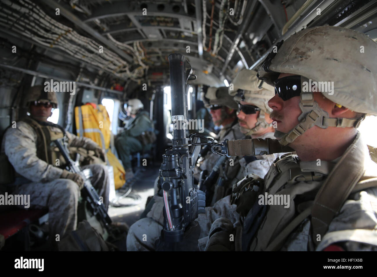 Marines avec 2e Bataillon de Génie de Combat attendre patiemment qu'ils sont transportés par un hélicoptère CH-46 Sea Knight à la gamme 210 au cours d'un exercice de tir réel au Marine Corps Air Ground Combat Center Twentynine Palms, Californie, le 25 janvier 2014. Après le débarquement des Marines, qu'ils ont manoeuvré par une simulation d'environnement urbain absorbe les chocs avec des murs. Cela leur a permis de s'engager dans l'entraînement au tir réel réaliste. (U.S. Marine Corps photo par le Cpl. Joseph Scanlan / relâché) 1-7 Marines utilisent des hélicoptères au cours de l'agression de tir réel 140525-M-OM885-720 Banque D'Images