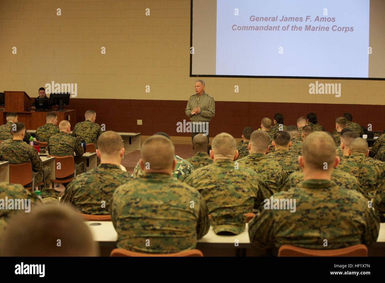 Le 35e Commandant du Corps des Marines, le général James F. Amos, parle à la société Echo de Marines, l'école de base (SCT), à Heywood Hall, le Marine Corps Base Quantico, Virginie, 27 janvier 2014. (U.S. Marine Corps photo par le Sgt. Mallory S. VanderSchans/libérés) Commandant du Corps des marines de l'école de base Visites 140127-M-LU710-048 Banque D'Images