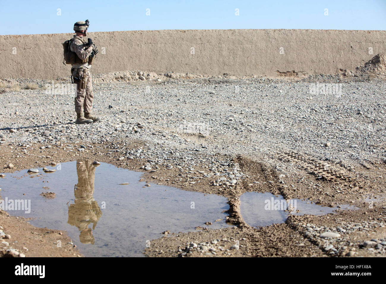 Le Cpl. Timothy Smith, 25 ans, de Weaverville, Californie, membre de l'équipe, l'équipe de conseiller de l'aide des forces de sécurité 2-215, fournit la sécurité lors d'une évacuation médicale sur une base de l'Armée nationale afghane près de base d'opérations avancée, Nolay, province de Helmand, Afghanistan, le 28 janvier 2014. L'évacuation sanitaire était pour un soldat qui ont subi des blessures de l'explosion d'un engin explosif au cours d'une opération pour effacer la vallée de Sangin de menaces pour la population locale avant le 5 avril de l'élection présidentielle en Afghanistan. (Marine Corps photo par le Cpl. Les jeunes Afghans Joshua) claire vallée de Sangin avant les élections 140128-M-PF875 Banque D'Images