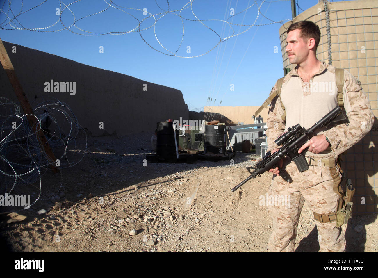 Maître de 3e classe Kristopher Krysa, 27, à partir de la Grange Park, Illinois, une force de sécurité avec corpsman Équipe de conseiller d'assistance 2-215, donne sur la vallée de Sangin pendant une routine maintenance générateur mission sur une base de l'Armée nationale afghane près de base d'opérations avancée, Nolay, province de Helmand, Afghanistan, le 28 janvier 2014. Krysa passe beaucoup de son temps à former des soldats dans la médecine préventive et le traitement de l'appel malade patients s'il n'est pas occupé à aider le personnel médical de l'ANA ou d'aider les Marines avec des tâches quotidiennes. E28098Doc BruteE28099 former, conseiller, aide le personnel médical Afghan 140128-M-PF875-3 Banque D'Images