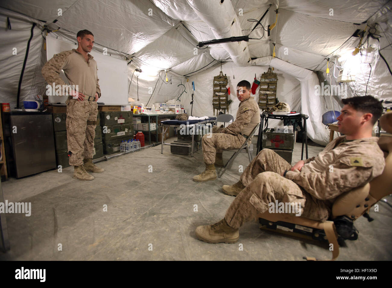 Maître de 3e classe Kristopher Krysa, gauche, 27, à partir de la Grange Park, Illinois, une force de sécurité avec corpsman Équipe de conseiller d'assistance 2-215, enseigne un cours sur le traitement des blessés à bord d'une base d'opérations avancée Nolay, province de Helmand, Afghanistan, le 28 janvier 2014. Krysa propose des cours à toute personne intéressée à aux soins aux blessés et fournit des Marines avec la thérapie physique et programmes d'exercices d'entraînement physique. E28098Doc BruteE28099 former, conseiller, aide le personnel médical Afghan 140129-M-PF875-305 Banque D'Images
