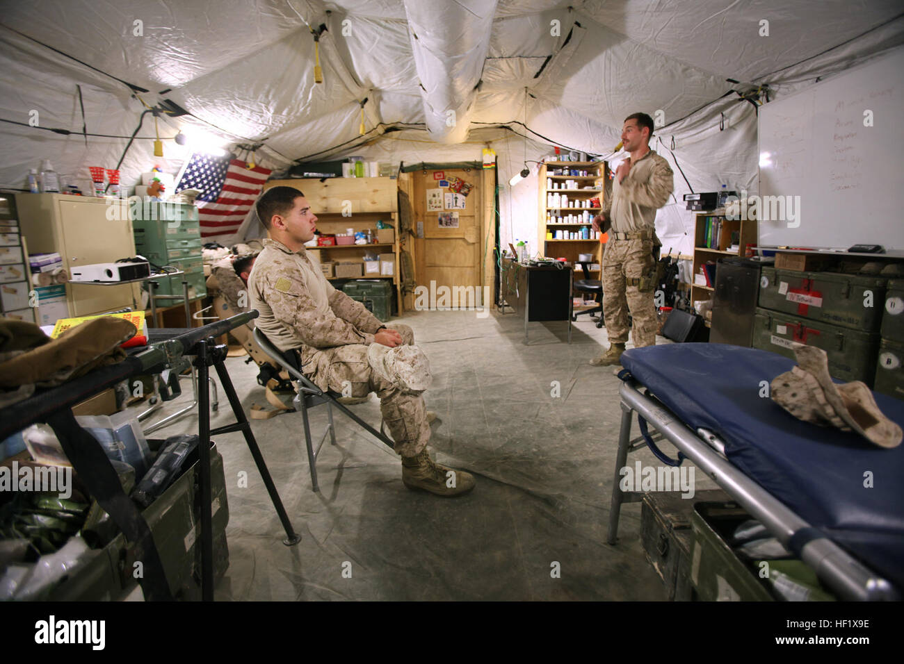 Maître de 3e classe Kristopher Krysa, droite, 27, à partir de la Grange Park, Illinois, une force de sécurité avec corpsman Équipe de conseiller d'assistance 2-215, enseigne un cours sur le traitement des blessés à bord d'une base d'opérations avancée Nolay, province de Helmand, Afghanistan, le 28 janvier 2014. Krysa propose des cours à toute personne intéressée à aux soins aux blessés et fournit des Marines avec la thérapie physique et programmes d'exercices d'entraînement physique. E28098Doc BruteE28099 former, conseiller, aide le personnel médical Afghan 140129-M-PF875-306 Banque D'Images