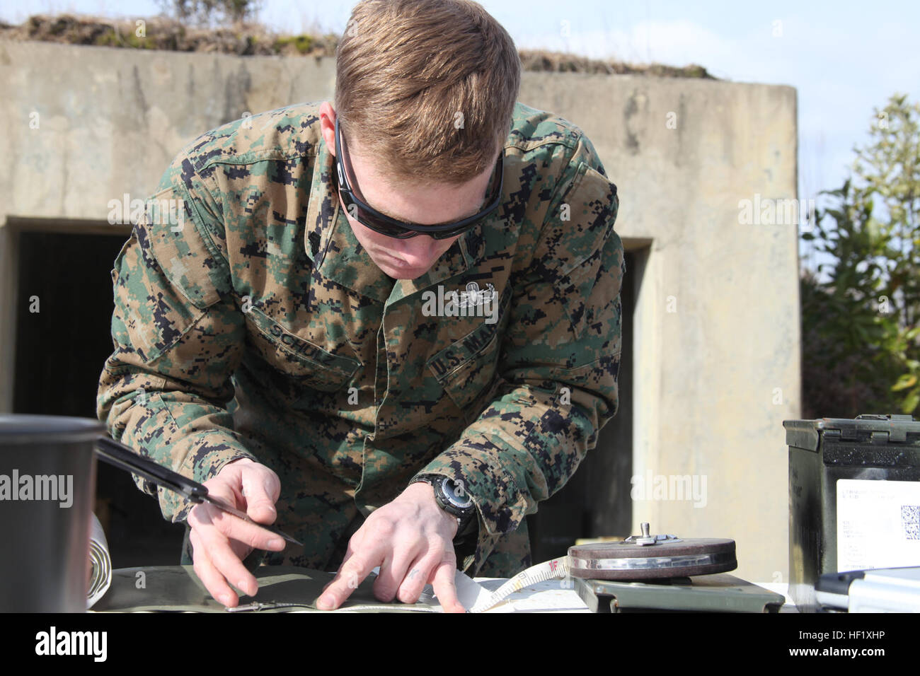 Le Sgt. David J. Schulz, un technicien d'explosifs et de munitions avec MWSS-271 coupe la, des explosifs pour l'utilisation dans les procédures d'ordre bas contre 155 mm de haut projectiles explosifs le 6 février à la gamme de NEM à bord de Marine Corps Air Station Cherry Point. L'objectif de la gamme était de briser l'enveloppe métallique de la coquille sans provoquer une explosion d'ordre élevé. MWSS-271 Marines, marins entraînent avec EOD 140206-M-GY210-090 Banque D'Images