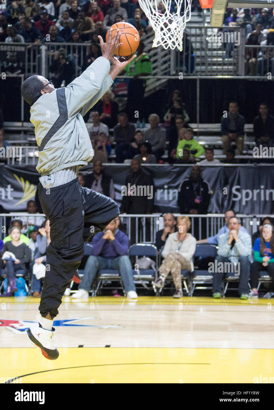 Le sergent de l'armée américaine. 1re classe Aruthur Hawkins, 377Commande Soutien Théâtre (TSC), prend une photo lors d'un concours de dribble contre le NBA All-Star de l'équipe de l'ouest des joueurs durant les NBA All-Star de l'équipe de l'Est et l'Ouest à l'intérieur de la pratique de l'équipe Ernest N. Morial Convention Center, New Orleans, Louisiane, le 15 février 2014. Les Forces armées ont la possibilité de participer à la 2014 NBA All-Star Week-end pour mettre en évidence la présence militaire dans la région de La Nouvelle-Orléans et soutenir les activités de sensibilisation. (U.S. Marine Corps photo par Lance Cpl. Schlueter/Mackenzie) Parution de l'Ouest et de l'All-Star Banque D'Images