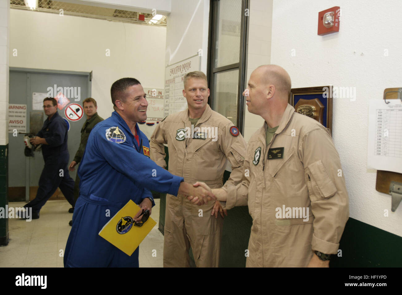 ASTRONAUT.01080603-M-0007C-5282.jpg MARINE CORPS AIR STATION MIRAMAR, Californie - Marine Le Colonel George Zamka, (à droite) le pilote de la mission STS-120 de la navette spatiale Discovery à partir de 23 octobre 2007 au 23 novembre 2007, rencontre le lieutenant-colonel Robert Premo, commandant de l'Escadron de chasse maritime Formation attaque 101, groupe 11 aéronefs maritimes (Rein.), 3rd Marine Aircraft Wing lors de sa visite à l'escadron. Au cours de sa visite, Zamka retourné un VMFA(AW)-121 patch que lui a donné 10 ans plus tôt par le Major Jay Ingwell, un instructeur de l'escadron. Ingwell le timbre déchiré sa combinaison de vol et le donna à dix Zamka Banque D'Images