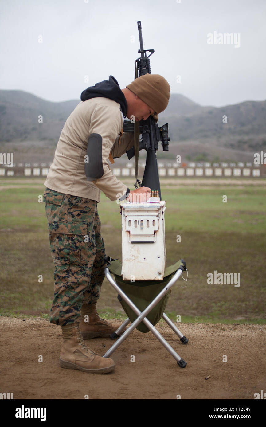 Le sergent du Corps des Marines des États-Unis. Aaron Stringer, recruteur avec RSS Fairfield, RS San Francisco, 12ème District du Marine Corps, écrit son tir score à Wilcox à bord de plage de Camp Pendleton, en Californie, le 4 mars 2014. Stringer a été en compétition dans la Division de l'Ouest 2014 Matches. (U.S. Marine Corps photo par le Cpl. Le CATIE Massey, 12e Marine Corps Siège de district/libérés) 2014 Division de l'Ouest correspond à 140304-M-S386-001 Banque D'Images