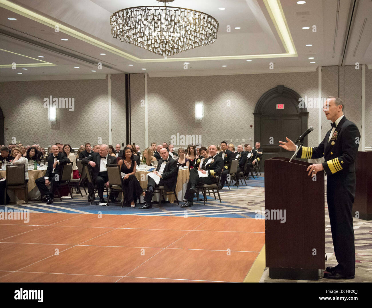 140308-N-WL435-120 ARLINGTON, Va. (8 mars 2014) Le chef des opérations navales (ONC) Adm. Jonathan Greenert prononce une allocution que l'orateur invité au 72e anniversaire de la marine avec Seabees Naval Facilities Engineering Command (NAVFAC) et Ingénieur Civil Corps (CEC) marins à l'NAVFAC 2014, CEC Seabee Bal. Le eabees «' nom a été dérivé de la forme abrégée du bataillon de construction ou 'CB', une unité organisationnelle du personnel militaire aux forces terrestres communs utilisés par les Seabees. Le 5 mars 1942, le nom est devenu un logo adapté à la mer passe 'abeilles' puisque comme l'ins Banque D'Images