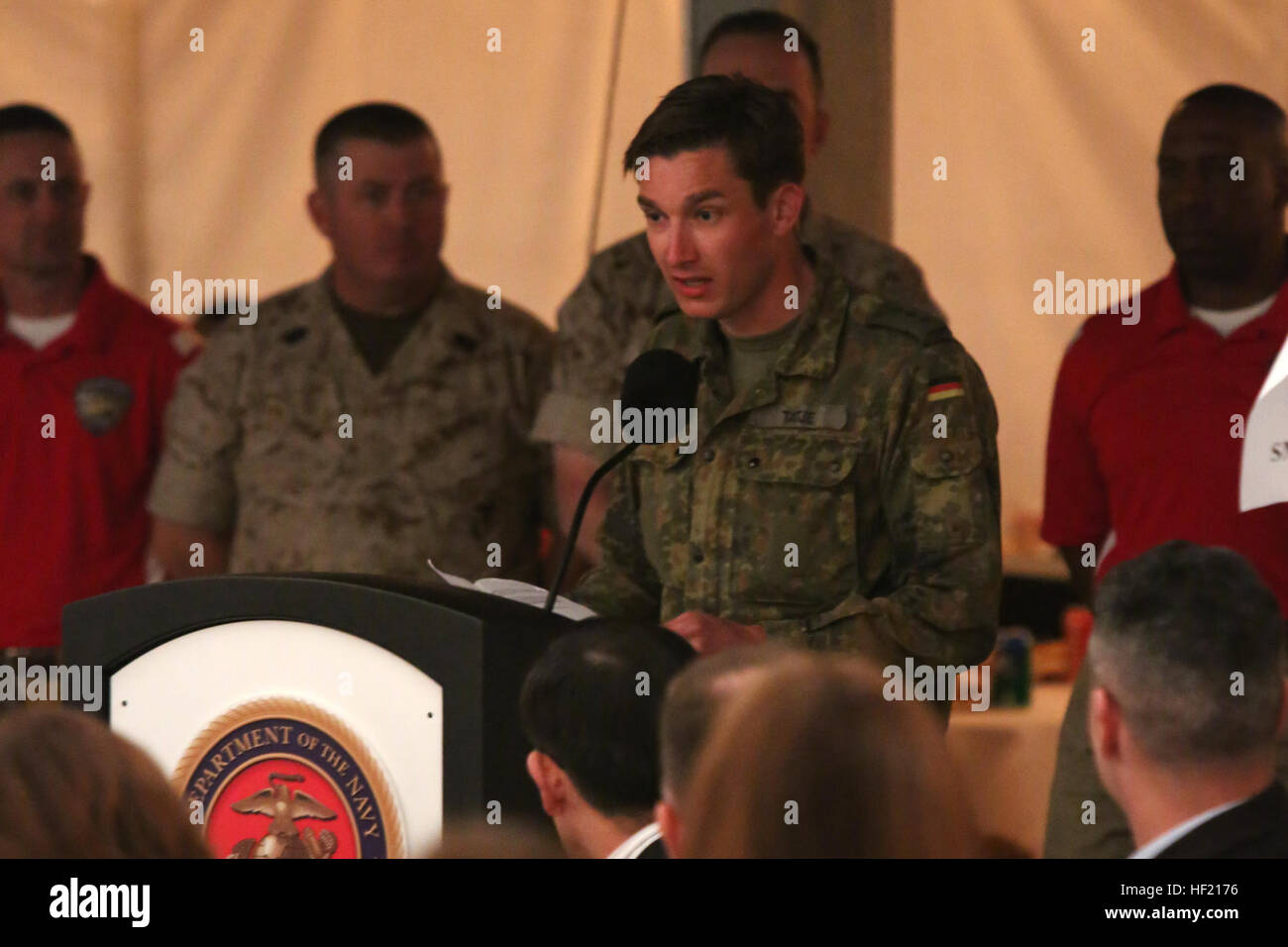 Tatje Julian, chef de mission pour l'Allemagne, l'équipe parle à l'auditoire lors du dîner de clôture de la Marine Corps 2014 Essais cliniques, 12 mars. 2014 dîner de clôture des essais du Marine Corps 140312-M-vz999-121 Banque D'Images