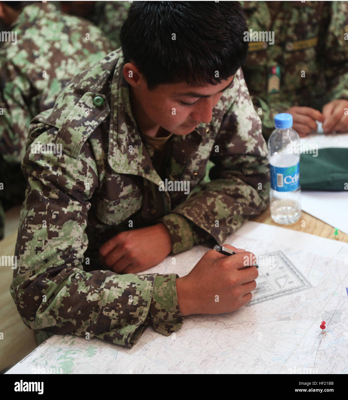 Un soldat avec 4e Brigade, 215e Corps, Armée nationale afghane, de pratiques coordonnées de tracé sur une carte pendant un cours de neutralisation des explosifs à bord d'une base d'opérations avancée Delaram II, l'Afghanistan, le 15 mars 2014. Le cours est conçu pour inculquer tactiques de base, les techniques et les procédures d'implantation, d'éviter et d'élimination des explosifs improvisés. (U.S. Marine Corps photo par le Cpl. Cody Haas/ libéré) les forces de la Coalition leur enseigner des compétences de classe carte ANA soldats en Afghanistan 140320-M-YZ032-995 Banque D'Images