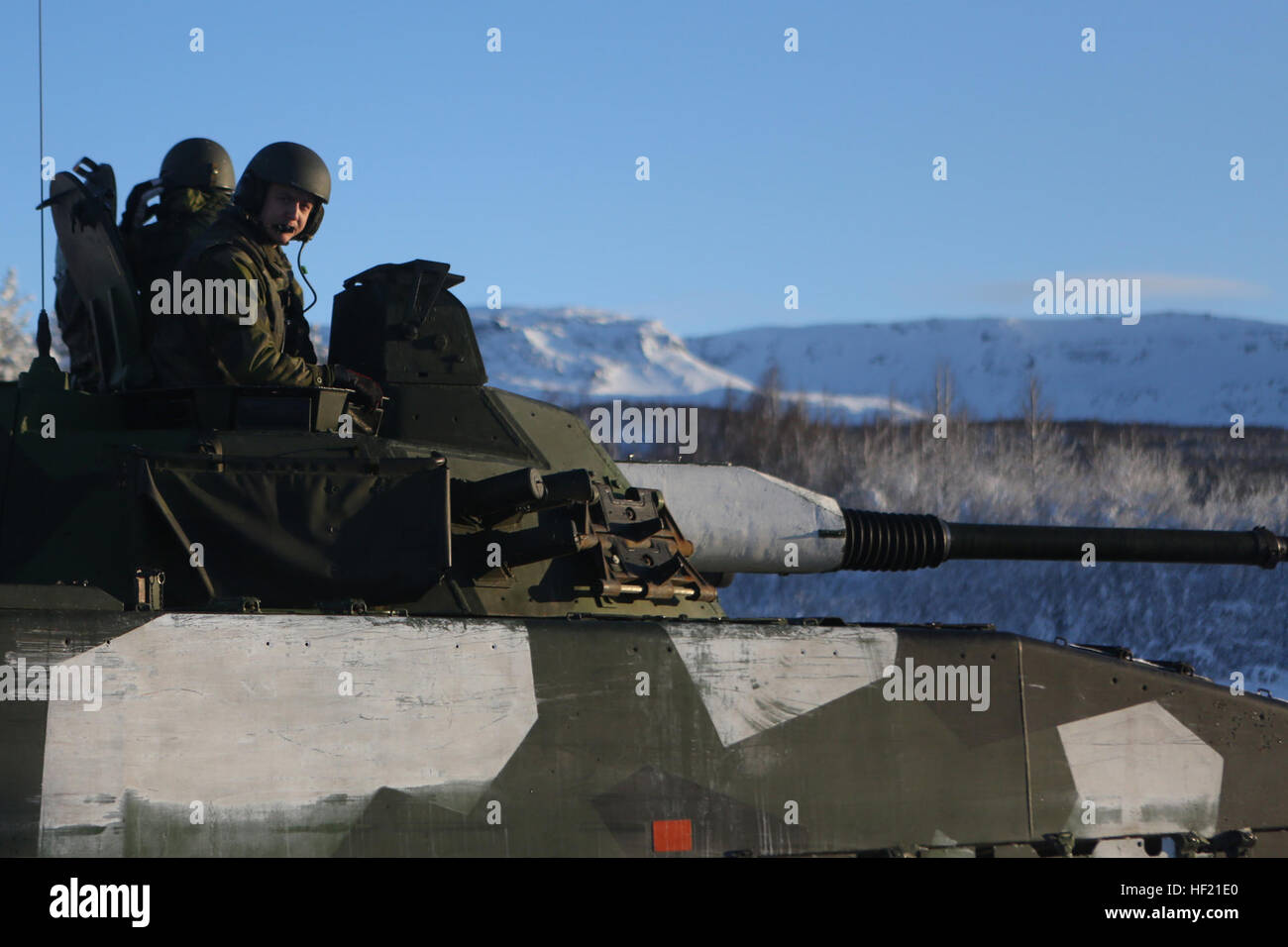 Un soldat suédois attend que ses 90 véhicules de combat d'infanterie qui sera alimentée par le soutien du pays hôte au cours du bataillon d'intervention froid à 2014 Setermoen, la Norvège, le 17 mars, 2014. 14 Réponse froide est un exercice multinational de l au-delà du cercle arctique conçu pour préparer l'intensité des opérations par temps froid avec près de 16 000 soldats de 16 pays différents. Alimentation 2e Bn. Liens avec les Norvégiens, les forces internationales en réponse à froid 2014 140317-M-DS159-044 Banque D'Images