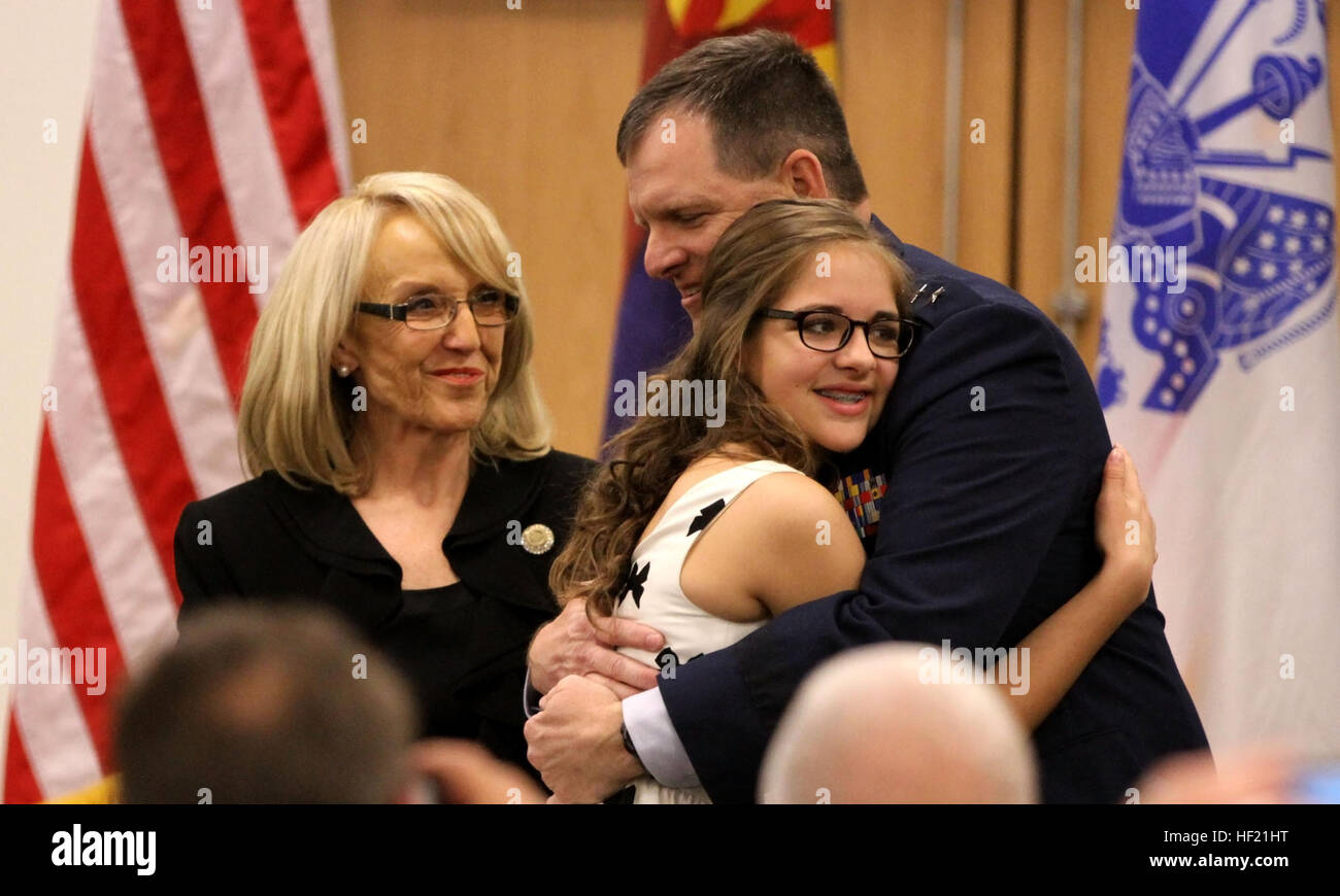 Air Force, le général Michael T. McGuire épinglée sur sa deuxième étoile avec l'aide de l'employé. Janice K. Brewer, sa fille Maggie et sa femme Deborah dans le hall principal du Centre de préparation à l'Allen ici. Gouverneur de l'Arizona fait la promotion de l'adjudant général 140320-Z-CZ735-006 Banque D'Images