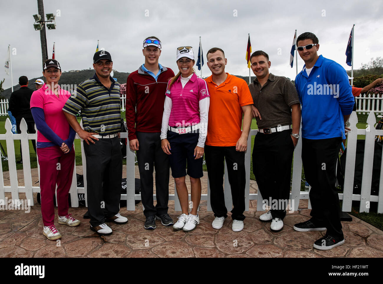 Marines avec la 15e Marine Expeditionary Unit posent avec Paula Creamer, centre, Ladies Professional Golf Association player, à l'Aviara Golf Club à Carlsbad, Californie, le 25 mars 2014. Creamer a été élevé dans une famille de militaires et est dédié à donner en retour pour servir ses membres. (U.S. Marine Corps photo par le Cpl. Emmanuel Ramos/libérés) marines passent du temps sur le green avec Paula Creamer 140325-M-ST621-004 Banque D'Images