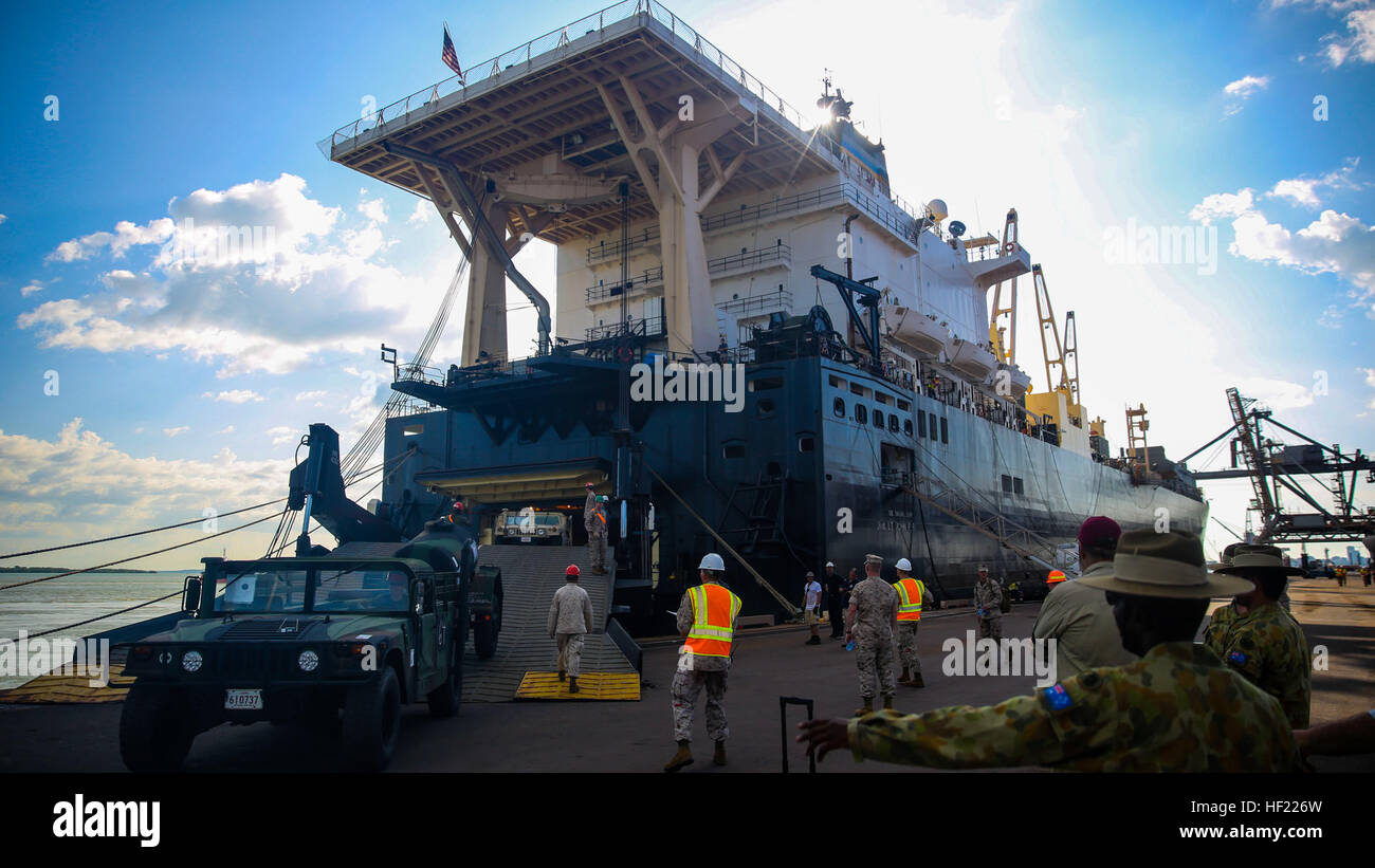 L'élément de combat des marines avec la logistique, la Force de rotation maritime - Darwin, décharger les véhicules militaires à bord de l'USNS 2e Le lieutenant John P. Bobo au bras Est Quai, Darwin, le 28 mars, 2014. La LCE fournit un soutien direct logistique tactique dans les domaines du transport, des fournitures de niveau intermédiaire au niveau du terrain, l'entretien et la mécanique générale. Il est composé de Marines avec la logistique de combat - 3 régiment, stationné à bord de la Base du Corps des marines d'Hawaï. L'USNS Bobo MRF apporte-D Marines et d'engins par 140401-M-GO800-022 Banque D'Images