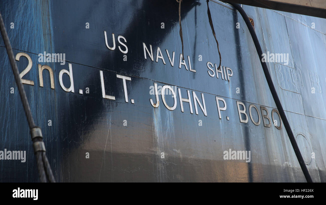 L'élément de combat des marines avec la logistique, la Force de rotation maritime - Darwin, décharger les véhicules militaires à bord de l'USNS 2e Le lieutenant John P. Bobo au bras Est Quai, Darwin, le 28 mars, 2014. La LCE fournit un soutien direct logistique tactique dans les domaines du transport, des fournitures de niveau intermédiaire au niveau du terrain, l'entretien et la mécanique générale. Il est composé de Marines avec la logistique de combat - 3 régiment, stationné à bord de la Base du Corps des marines d'Hawaï. L'USNS Bobo MRF apporte-D Marines et d'engins par 140401-M-GO800-028 Banque D'Images