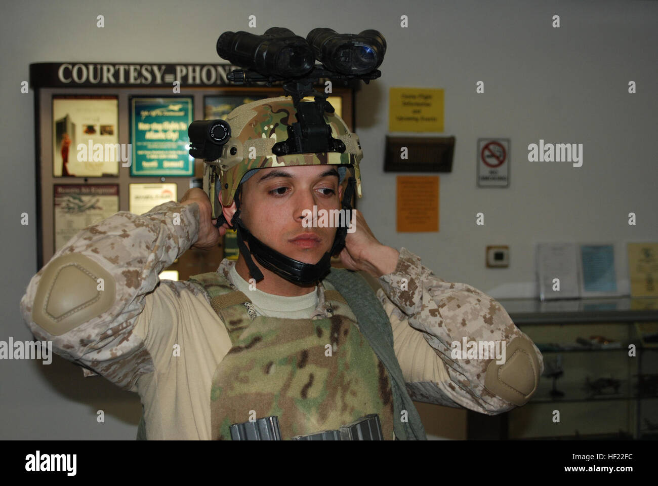 FARMINGDALE, NEW YORK-New York Army National Guard Spec Evelio Garcia ajuste son joint Marine avant de filmer une scène de l'Universal Television TV show "état de choses" pendant la prise de vue à l'aéroport de République le 3 avril. Garcia et neuf autres soldats du 1er Bataillon d'infanterie 69e joints dépeint sautant de l'hélicoptère pendant le tournage. (New York Army National Guard Photo par le Major Alvin Phillips, quartier général.) New York Army National Guard 140403 Hollywood va-Z-ZZ999-033 Banque D'Images