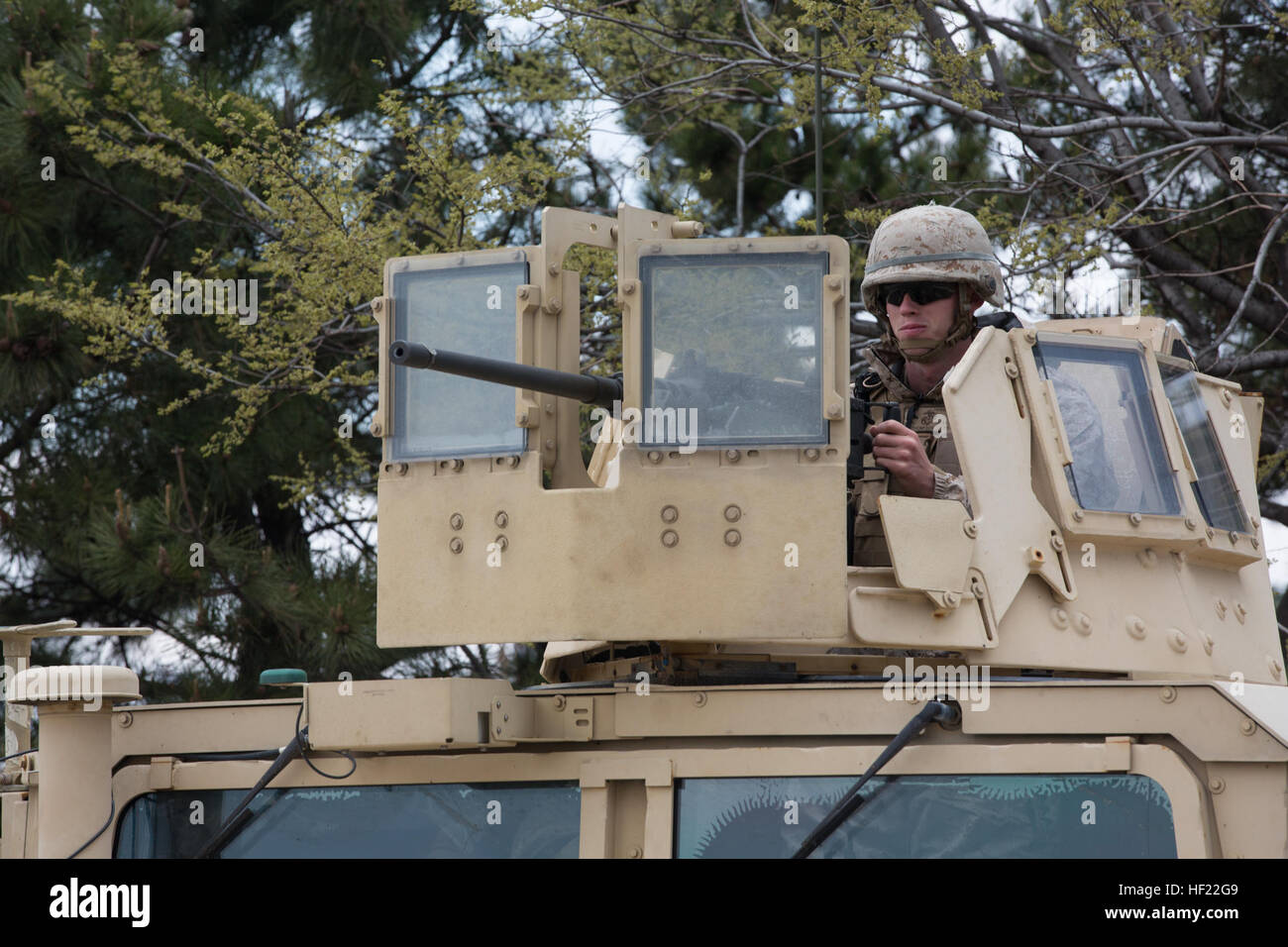 Le Corps des Marines des États-Unis. Thompson, membre de la police militaire de la Compagnie Charlie, bataillon de l'application de la Loi 3D, fournit la sécurité de port au cours de Ssang Yong 14 au quai 9, Pohang, Corée du Sud, le 4 avril 2014. Exercice Ssang Yong est menée chaque année dans la République de Corée (ROK) pour améliorer l'interopérabilité entre les forces des États-Unis et de Corée par l'exécution d'une gamme complète d'opérations amphibies tout en sublimant la projection de puissance dans le Pacifique. (U.S. Marine Corps Photo par le Cpl. Sara A. Medina, III MEF/Caméra de combat) Parution de la sécurité du port de Pohang, Ssang Yong 14 140404-M-RN526-031 Banque D'Images