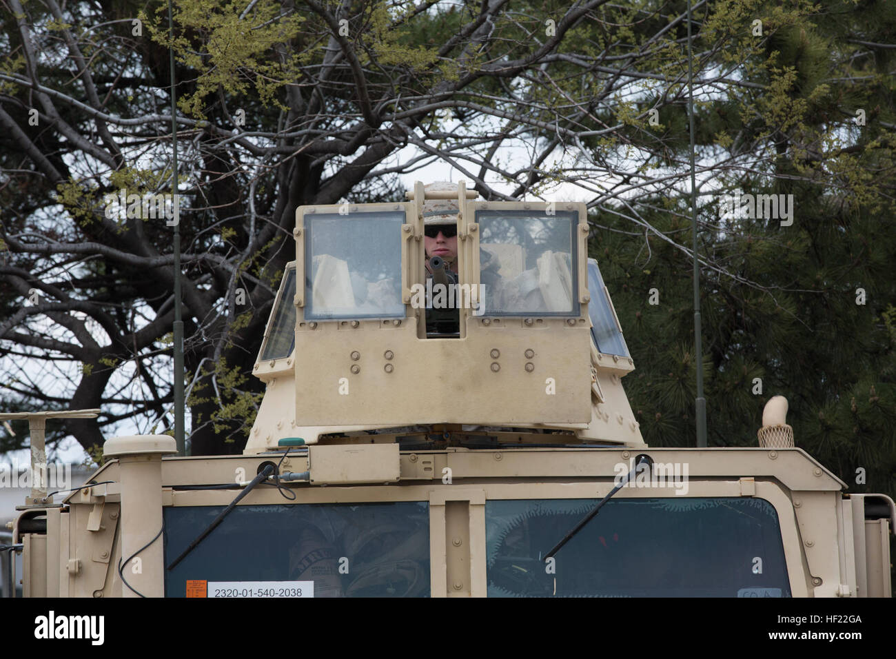 Le Corps des Marines des États-Unis. Thompson, membre de la police militaire de la Compagnie Charlie, bataillon de l'application de la Loi 3D, fournit la sécurité de port au cours de Ssang Yong 14 au quai 9, Pohang, Corée du Sud, le 4 avril 2014. Exercice Ssang Yong est menée chaque année dans la République de Corée (ROK) pour améliorer l'interopérabilité entre les forces des États-Unis et de Corée par l'exécution d'une gamme complète d'opérations amphibies tout en sublimant la projection de puissance dans le Pacifique. (U.S. Marine Corps Photo par le Cpl. Sara A. Medina, III MEF/Caméra de combat) Parution de la sécurité du port de Pohang, Ssang Yong 14 140404-M-RN526-036 Banque D'Images