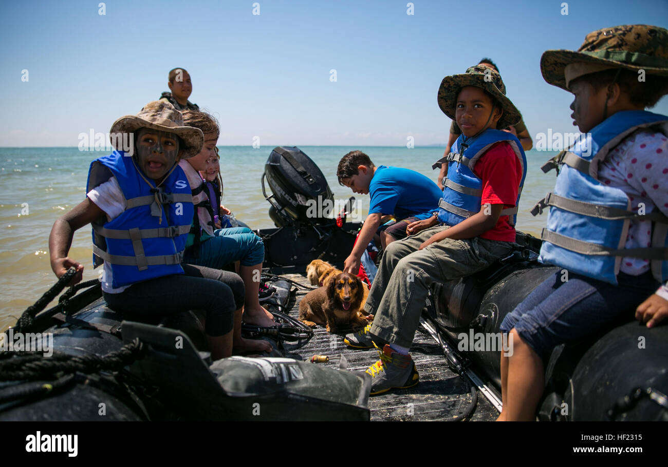 Les enfants participent à la journée d'engagement familial au Camp Schwab, conduisant des engins de raids en caoutchouc de combat, prenant part à des tests d'aptitude au combat modifiés, utilisant des harnais de parachute et regardant des démonstrations d'équipement militaire statique avec le 3e bataillon de reconnaissance. Banque D'Images