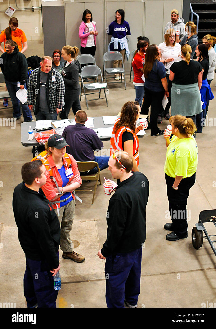 Simulation d'accident les victimes à se préparer à leurs rôles au cours d'un exercice d'intervention en cas de masse Peoria, Illinois, le 12 avril 2014. L'Illinois un Air National Guard C-130 Hercules a été utilisé pour imiter un écrasement d'avion avec 50 blessés sur un Général Wayne A. Downing, piste de l'Aéroport International de Peoria. L'aéroport a accueilli la tri-annuel de l'exercice pour tester ses protocoles d'urgence. Plusieurs organismes d'intervention d'urgence, y compris le 182e Escadron de génie civile service d'incendie, a aussi participé à l'exercice de la pratique de leurs procédures et la formation. (U.S. Photo de la Garde nationale aérienne par le sergent. Lealan Buehrer/ Banque D'Images