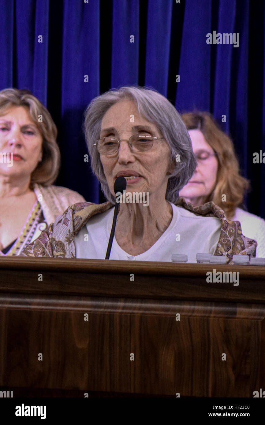 Un membre de la famille d'une victime de 9/11 parle à la base navale de Guantanamo Bay des préparatifs du procès des cinq accusés dans les attentats du 11 septembre. Banque D'Images