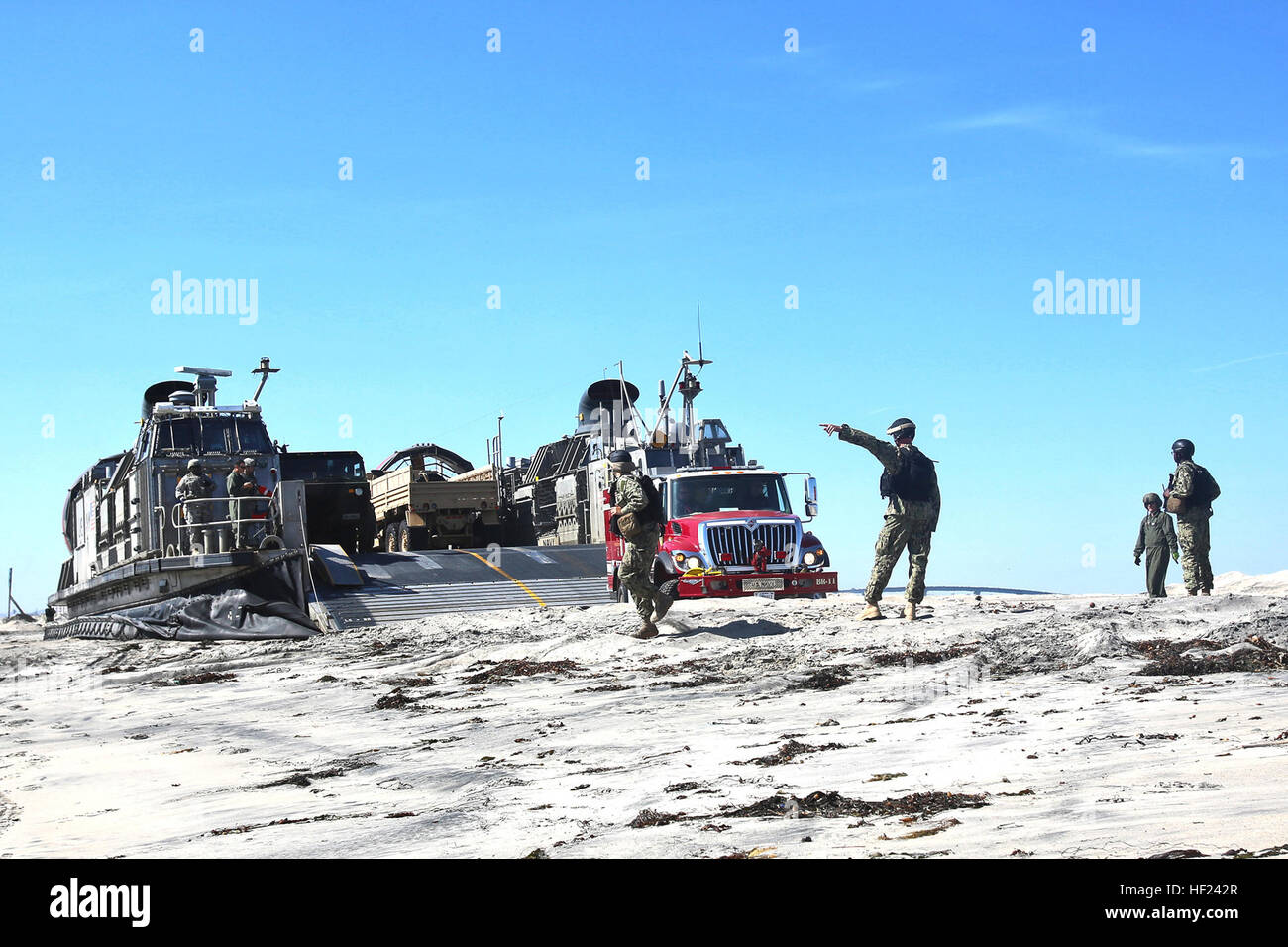 Les marins à l'Unité marine contremaître 1 superviser un débarquement amphibie d'un Landing Craft Air Cushion avec unité d'assaut 5, au cours d'un appui de la défense aux autorités civiles à bord conférence Naval Base Coronado, Californie, le 29 avril 2014. L'événement de deux jours a été l'occasion pour les organismes de soutien, les partenaires et les intervenants de se rencontrer et de discuter des idées qui permettraient de renforcer les relations et la prise de conscience des objectifs de soutien garner et d'appuyer les capacités locales et de l'agence lors de catastrophes nationales. L'équipe bleu-vert, y compris servicemembers à partir de la Troisième flotte, je Marine Expeditionary Force et 3ème M Banque D'Images