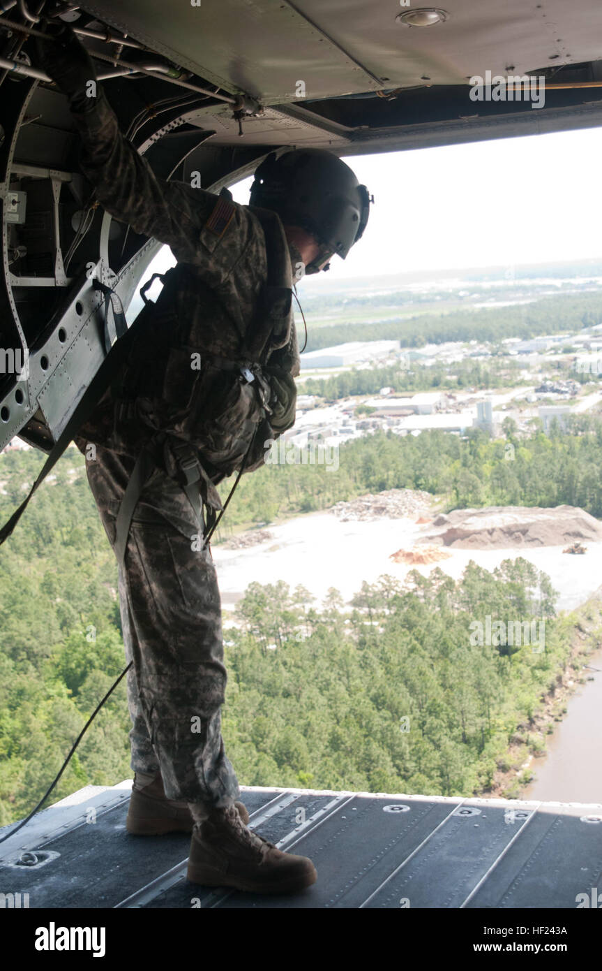 La Garde nationale du Mississippi Le s.. Terry Smith, mécanicien de bord de la Compagnie Bravo, 1er Bataillon, 111e Régiment d'aviation, des enquêtes d'une éventuelle zone de chute pour un exercice d'helocasting d'un CH-47 Chinook le 30 avril 2014, à la préparation au combat au Centre, Gulfport, Mississippi, au cours d'Emerald Warrior. Helocasting est un type spécifique d'une insertion de l'eau à partir d'un hélicoptère volant à basse altitude. (U.S. Photo de la Garde nationale par la CPS. Jovi M. PRÉVOT, 102e Détachement des affaires publiques Mobile) formation Helocast dans sud du Mississippi 140430-Z-IX952-029 Banque D'Images