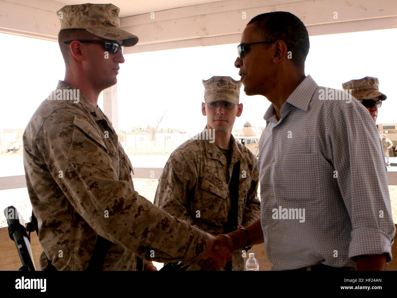 RAMADI, en Irak (22 juillet 2008) - le sénateur Barack Obama (D-Ill.) visites avec les Marines déployés à Al Anbar Province dans le cadre de l'opération Iraqi Freedom le 22 juillet. Le sénateur Obama brièvement stoppé dans la province afin de rencontrer les militaires américains et les plus influents dirigeants provinciaux. Sens. Chuck Hagel (R-Neb.) et Jack Reed (D-R.I.) accompagné Sen. Obama sur le voyage. (Official U.S. Marine Corps photo par Lance Cpl. Casey Jones) (PUBLIÉ) Barack Obama 2008 Iraq 23 Banque D'Images