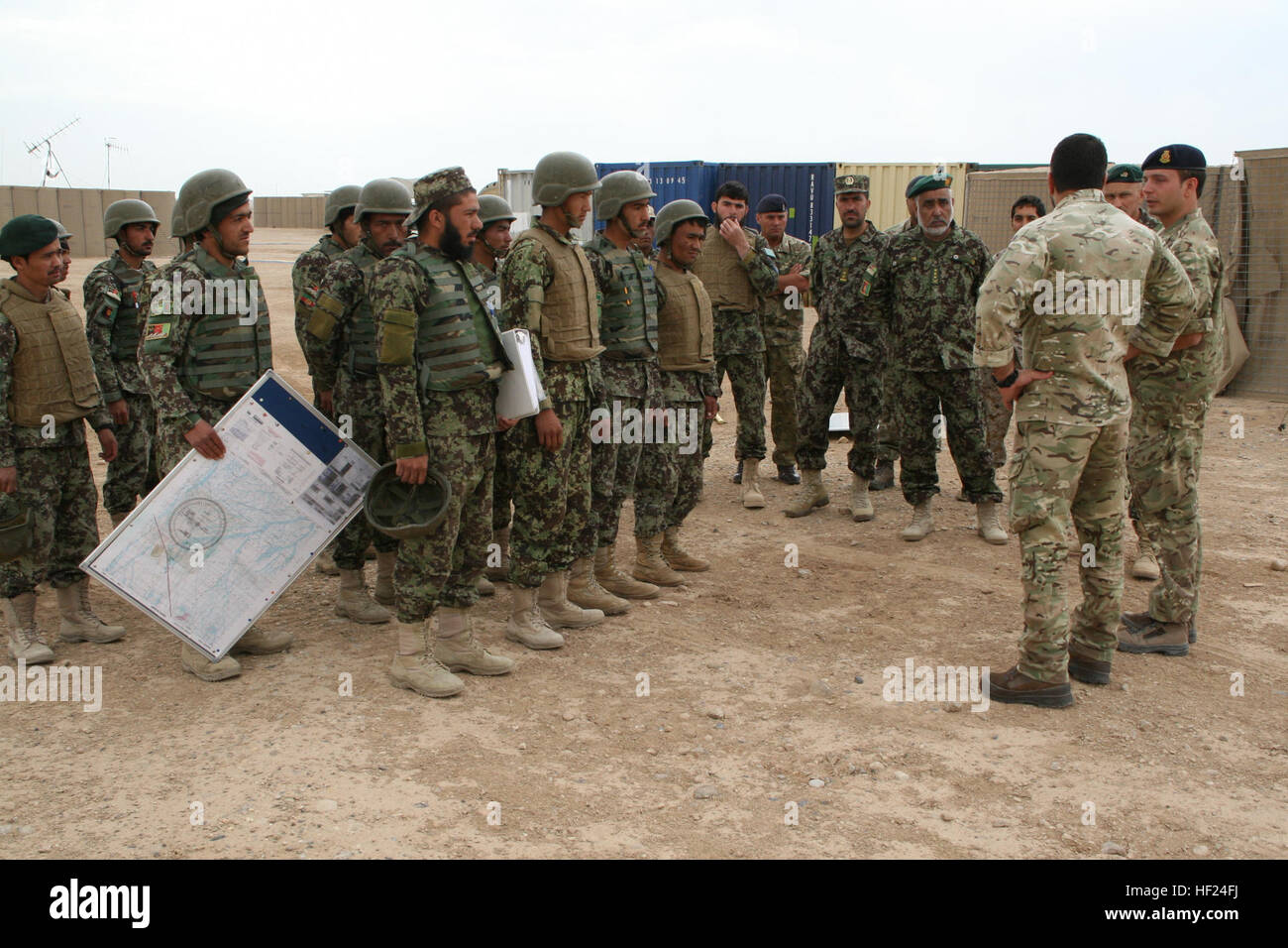 Les soldats de l'Armée nationale afghane avec la 215e position du corps en formation qu'ils reçoivent un bref avant de commencer leurs D-30 122 mm Howitzer lors d'un cours de formation à bord le Camp Bastion, dans la province d'Helmand, en Afghanistan, le 7 mai 2014. La formation fait partie d'un cours de six semaines a enseigné à l'École de combat du Corps régional qui donne les instructeurs afghans la possibilité de former leurs collègues soldats sur l'obusier système d'armes. Les trains régionaux École de combat de corps de soldats de l'Armée nationale afghane sur l'obusier d'exploitation 140507-M-KC435-001 Banque D'Images