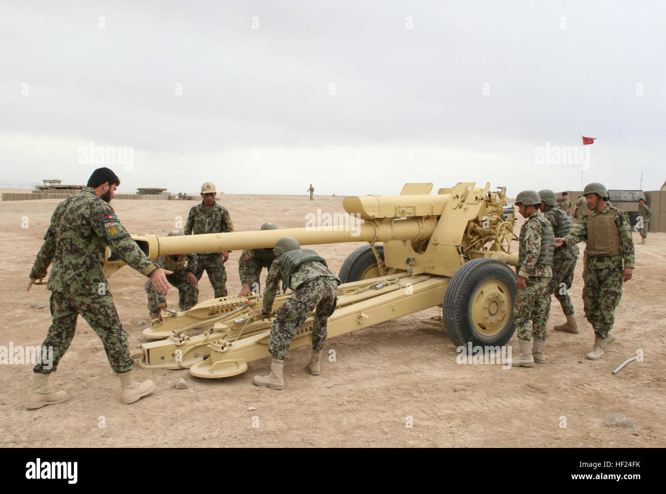 Les soldats de l'Armée nationale afghane avec le 215e Corps canadien commencent à mettre en place l'obusier de 122 mm D-30 au cours de la formation à bord le Camp Bastion, dans la province d'Helmand, en Afghanistan, le 7 mai 2014. La formation fait partie d'un cours de six semaines a enseigné à l'École de combat du Corps régional qui donne les instructeurs afghans la possibilité de former leurs collègues soldats sur l'obusier système d'armes. Les trains régionaux École de combat de corps de soldats de l'Armée nationale afghane sur l'obusier d'exploitation 140507-M-KC435-002 Banque D'Images