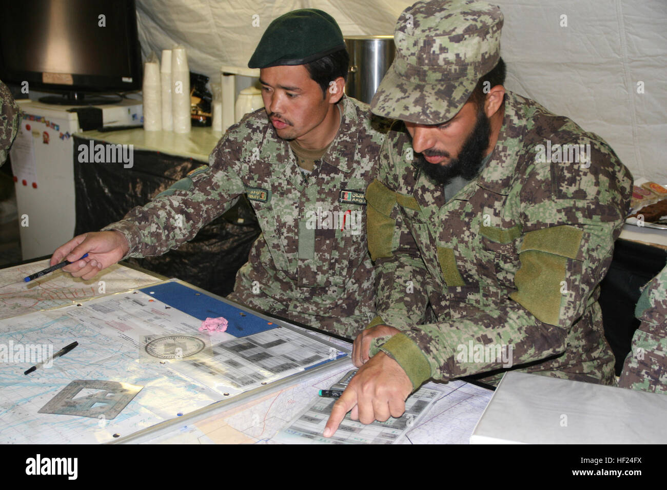 Les soldats de l'Armée nationale afghane avec le 215e Corps canadien calculer les informations reçues de l'avant des observateurs à l'entrée avec exactitude les données correctes pour l'actionnement de l'obusier de 122 mm D-30 au cours de la formation à bord le Camp Bastion, dans la province d'Helmand, en Afghanistan, le 7 mai 2014. La formation fait partie d'un cours de six semaines a enseigné à l'École de combat du Corps régional qui donne les instructeurs afghans la possibilité de former leurs collègues soldats sur l'obusier système d'armes. Les trains régionaux École de combat de corps de soldats de l'Armée nationale afghane sur l'obusier d'exploitation 140507-M-KC435-006 Banque D'Images
