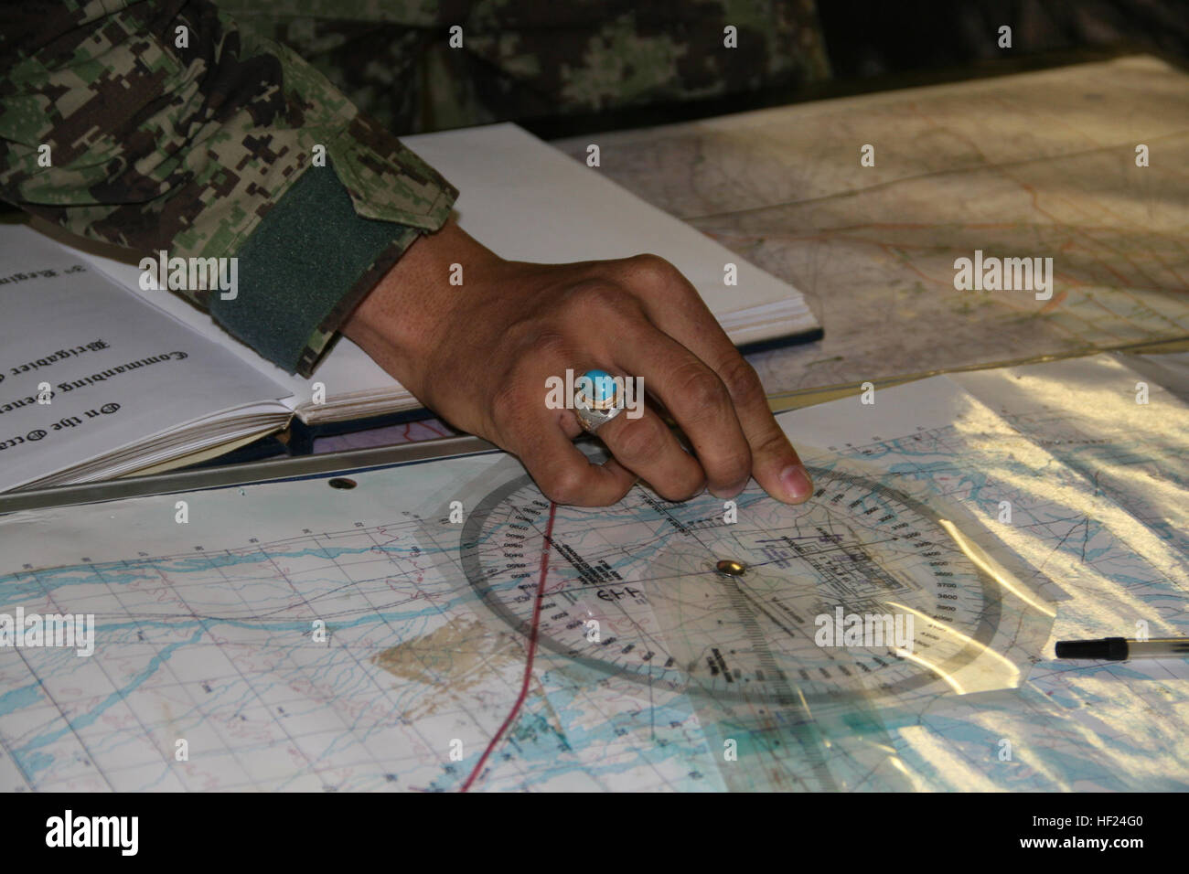 Un soldat de l'Armée nationale afghane avec le 215e Corps canadien calcule les informations reçues de l'avant des observateurs à l'entrée avec exactitude les données correctes pour l'actionnement de l'obusier de 122 mm D-30 au cours de la formation à bord le Camp Bastion, dans la province d'Helmand, en Afghanistan, le 7 mai 2014. La formation fait partie d'un cours de six semaines a enseigné à l'École de combat du Corps régional qui donne les instructeurs afghans la possibilité de former leurs collègues soldats sur l'obusier système d'armes. Les trains régionaux École de combat de corps de soldats de l'Armée nationale afghane sur l'obusier d'exploitation 140507-M-KC435-007 Banque D'Images